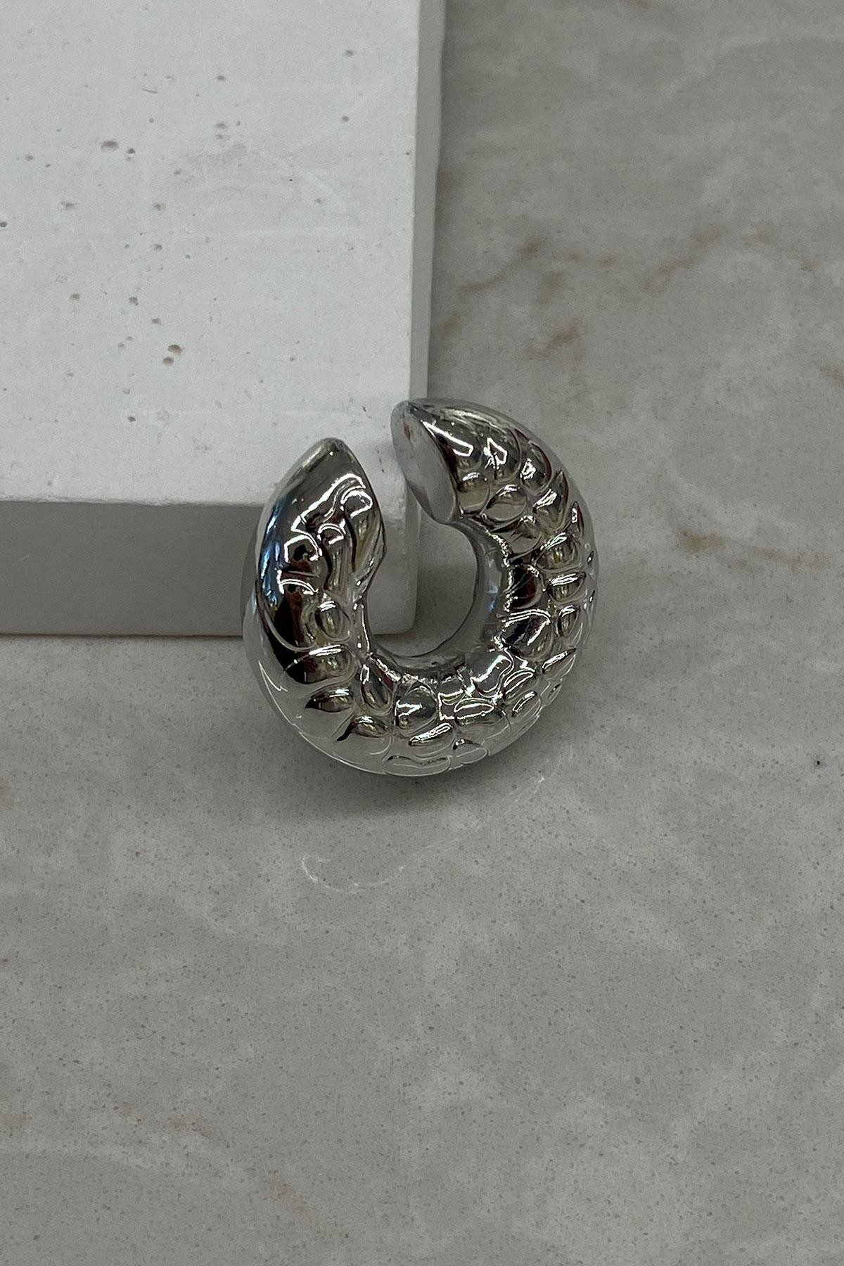 Desenli Kalın Model Gümüş Detaylı Kıkırdak Küpe