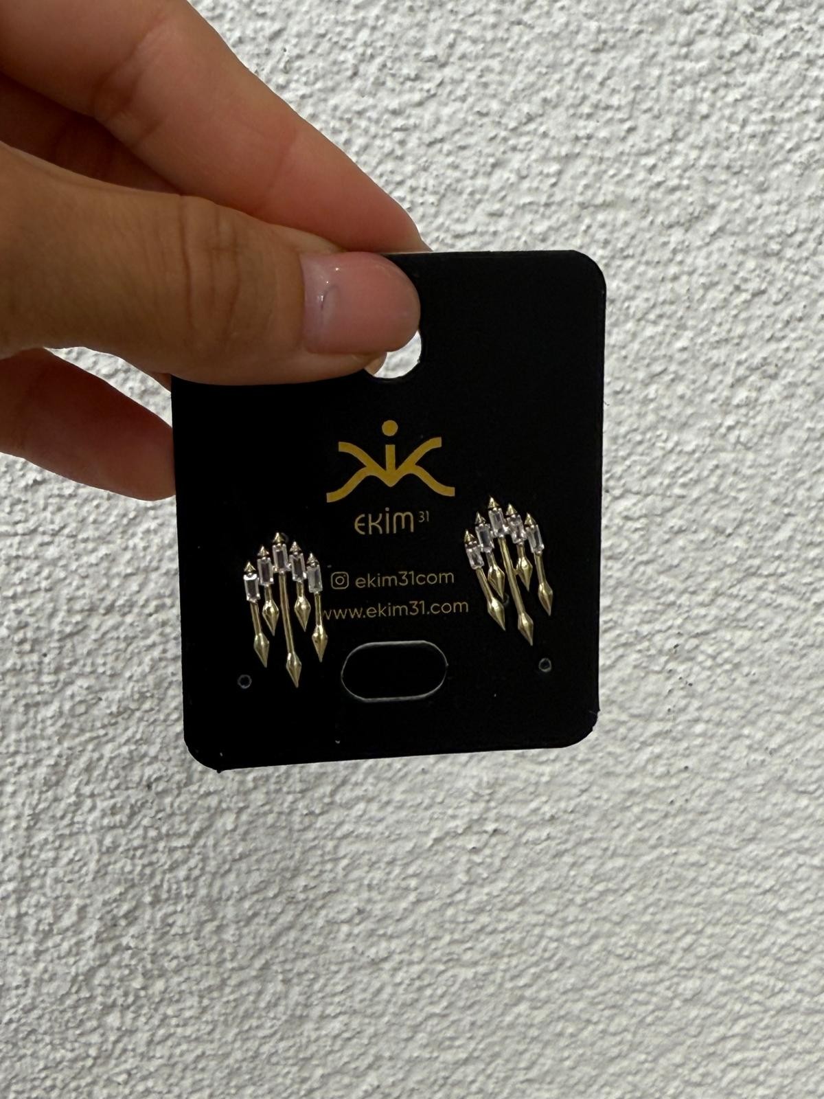 Gold Ok Detaylı Küpe