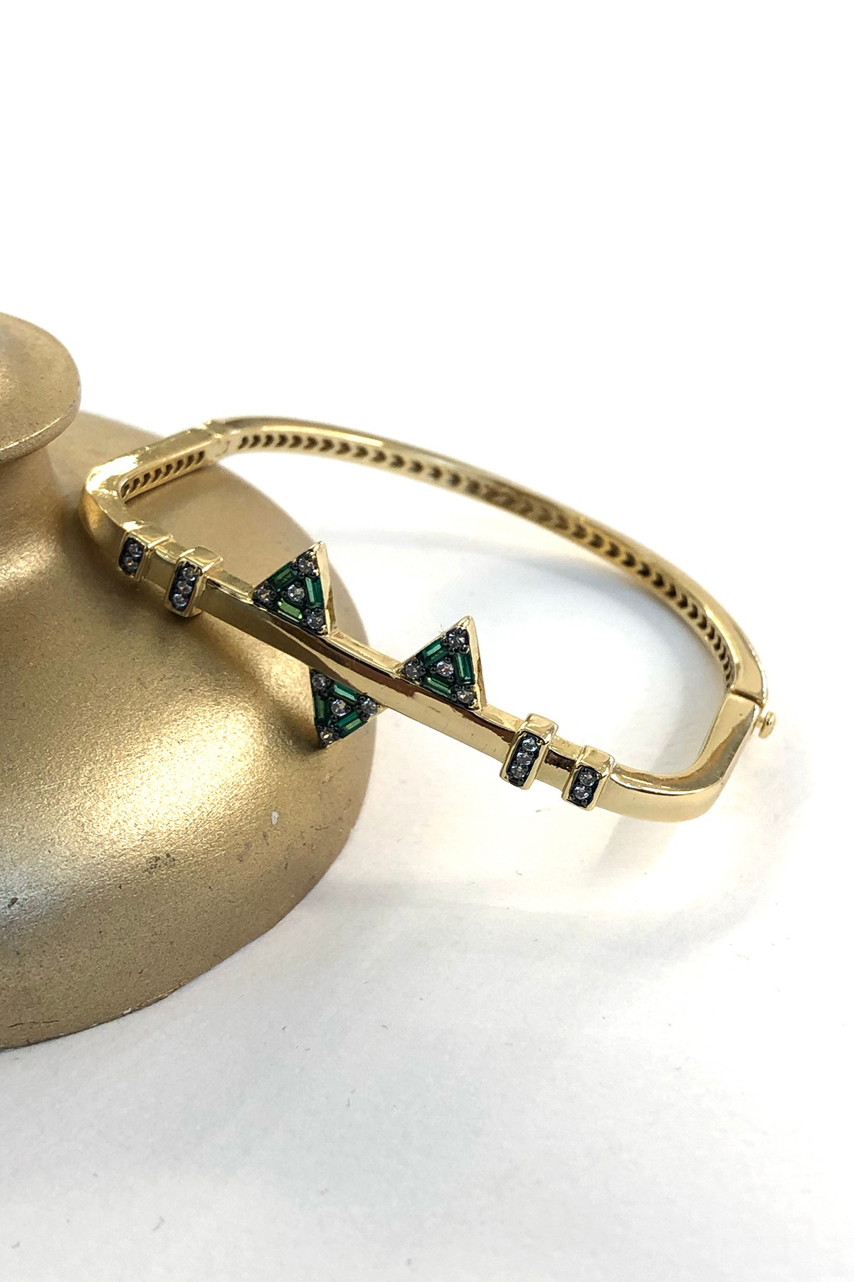 Taşlı Yeşil Üçgen Model Gold Detaylı Xp Kaplama Kelepçe Bileklik