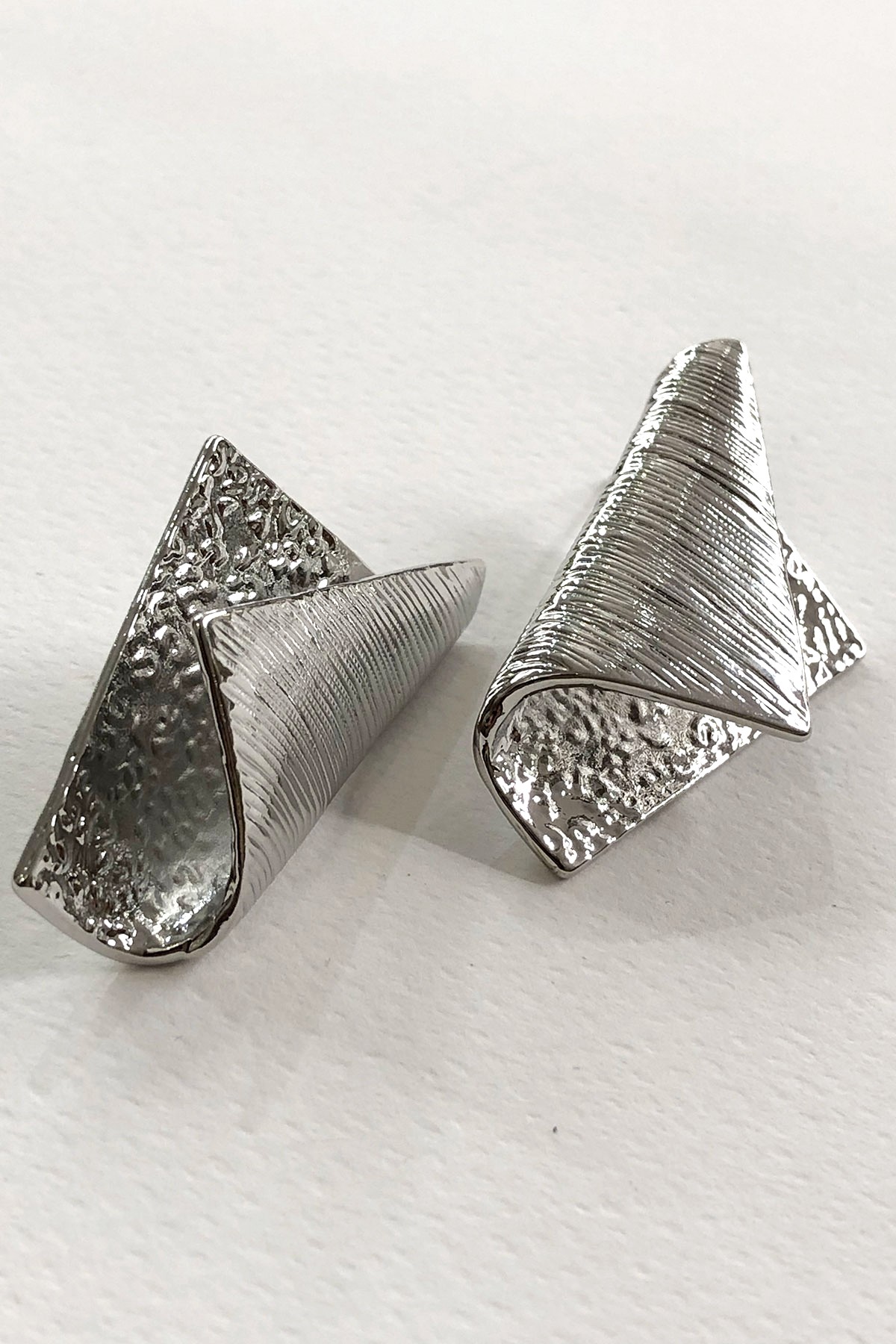 Katlamalı Model Silver Detaylı Küpe