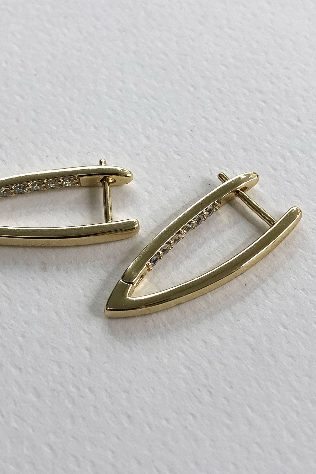 Üçgen Model İnce Taşlı Gold Detaylı Küpe
