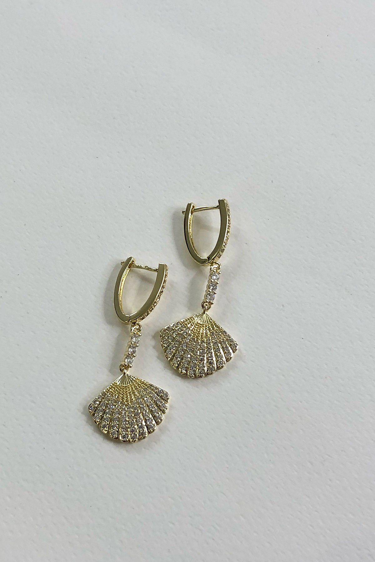 Deniz Kabuğu Model Taşlı Gold Detaylı Küpe