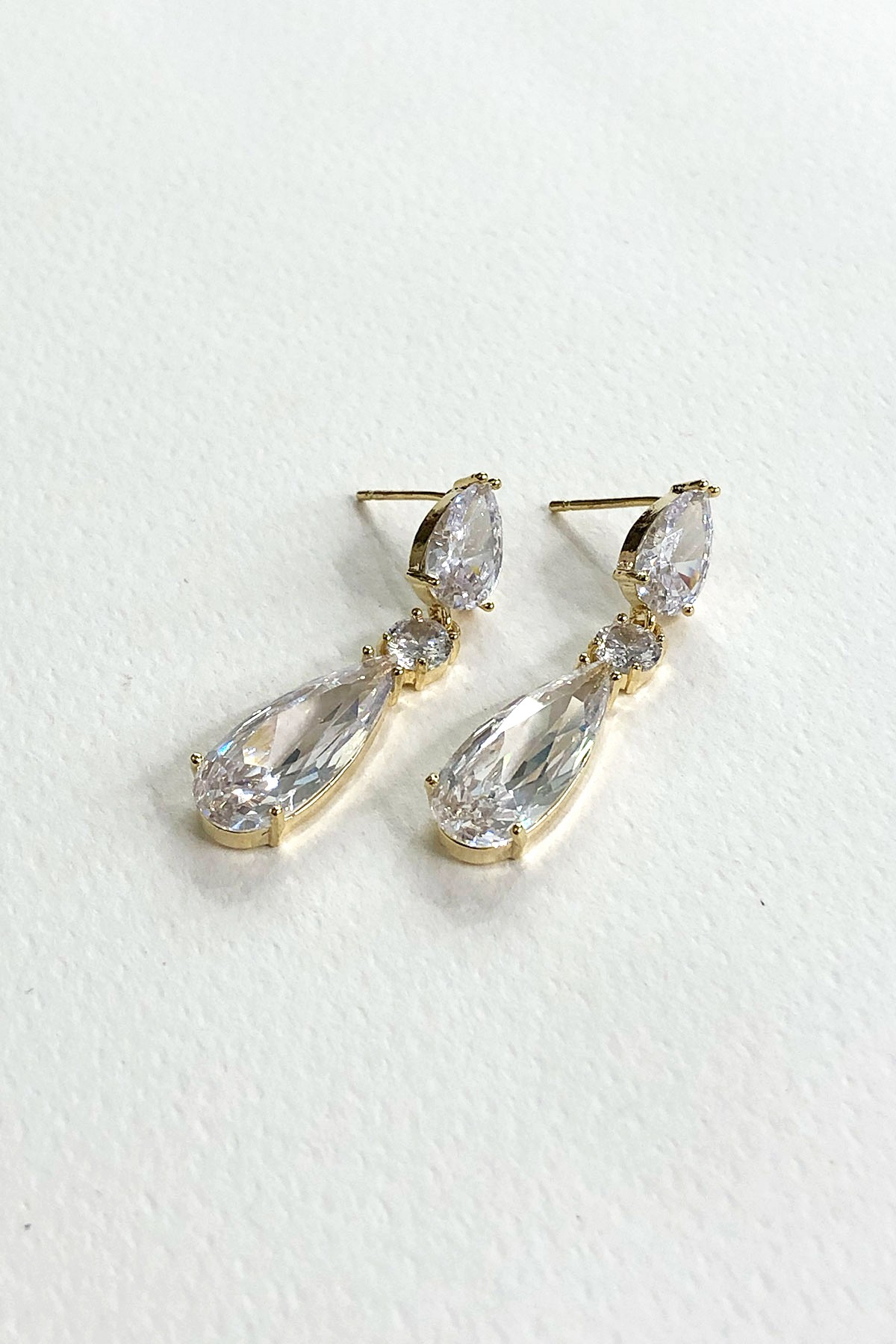 Damla Model Taşlı Gold Detaylı Küpe