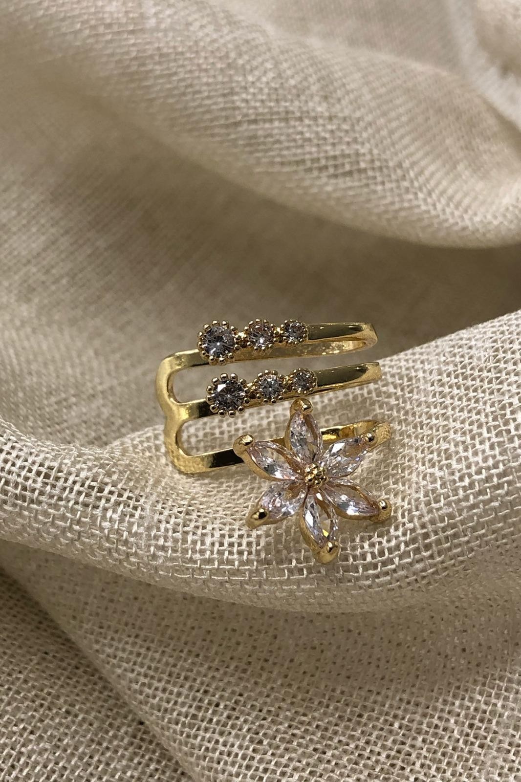 Çiçek Üçlü Model Gold Kıkırdak Küpe