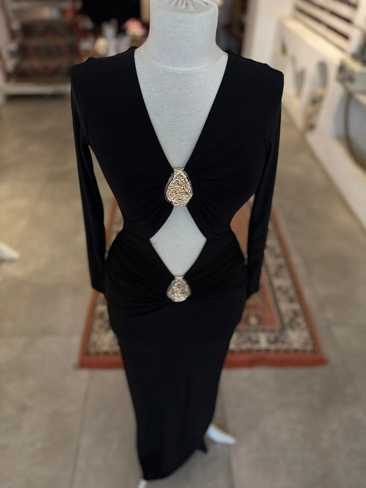 Dekolteli Gold Tokalı Siyah Elbise