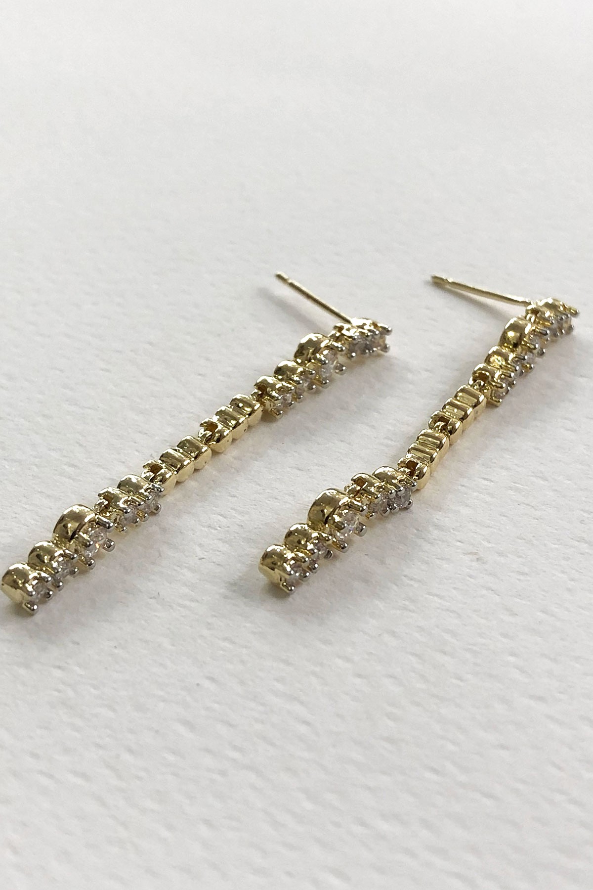 Taşlı Gold Detaylı Uzun Küpe