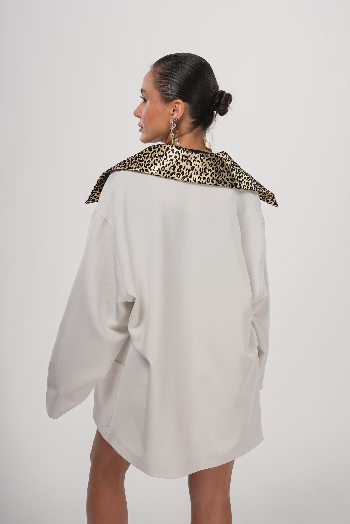 Cesur Zarafet | Leopar Detaylı Ekru Ceket