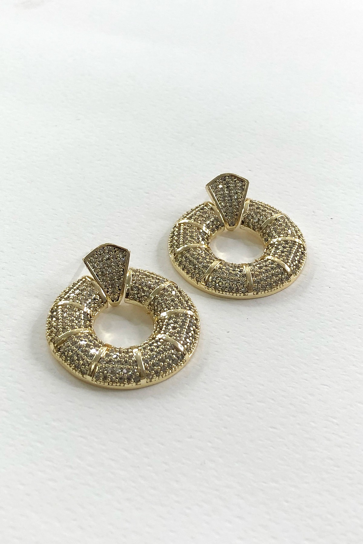 Yuvarlak Model Taşlı Gold Detaylı Zirkon Taş Küpe