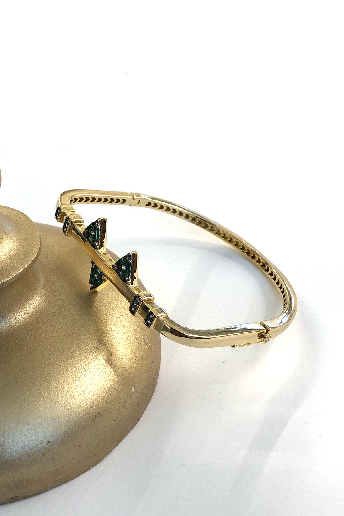 Taşlı Yeşil Üçgen Model Gold Detaylı Xp Kaplama Kelepçe Bileklik