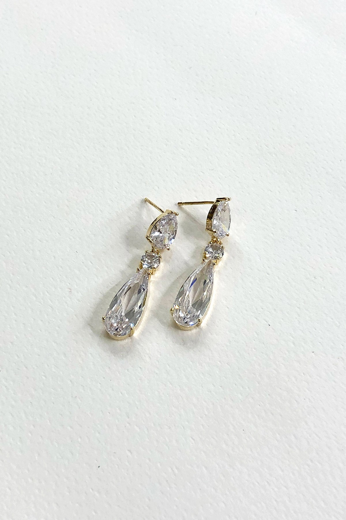 Damla Model Taşlı Gold Detaylı Küpe