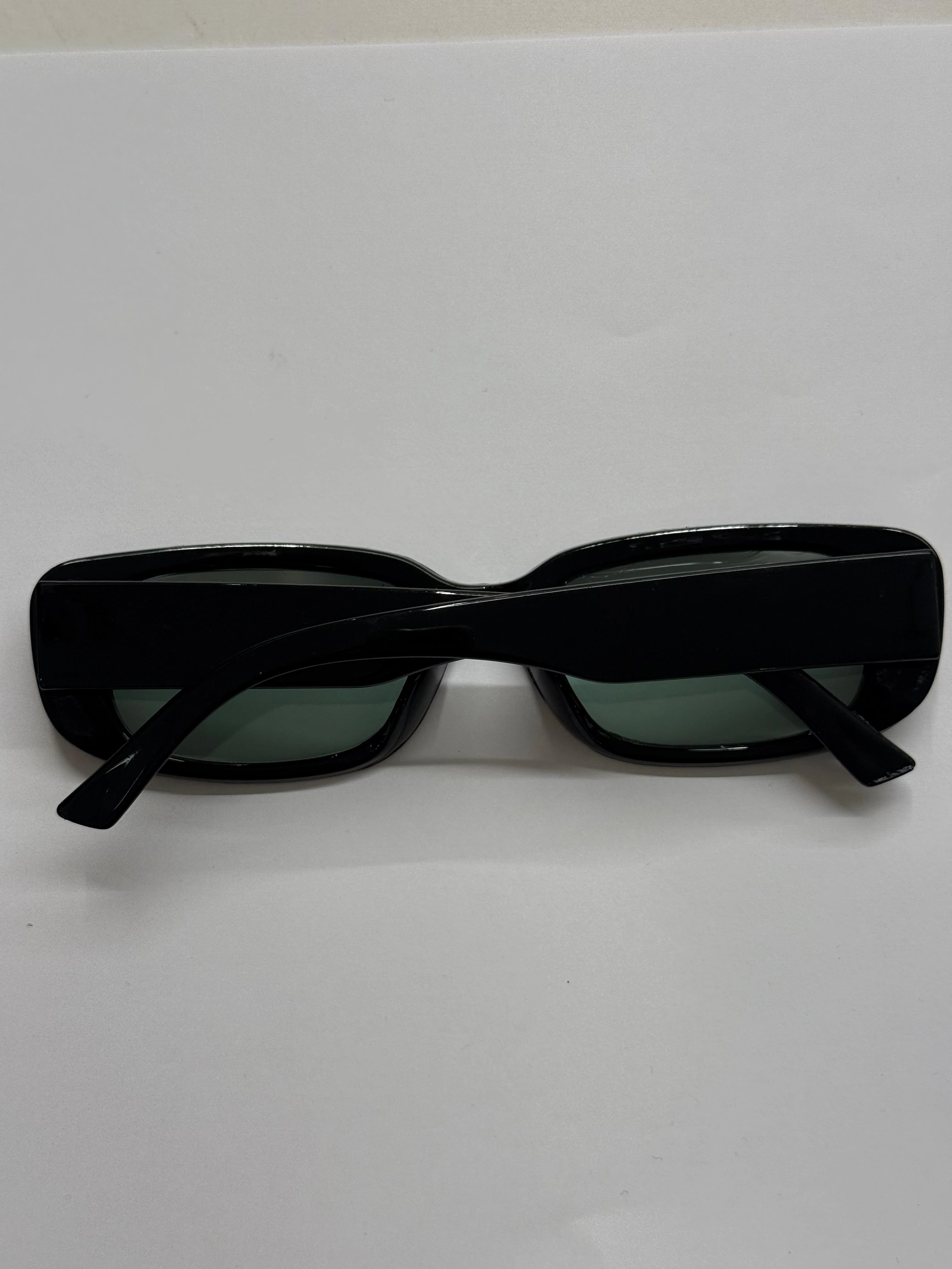 Şeffaf Camlı Siyah Çerçeveli Gözlük