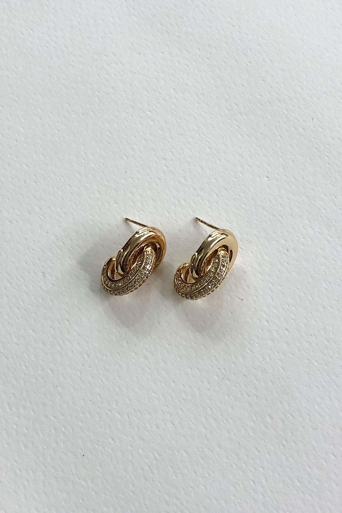 Taşlı Geçmeli Model Gold Detaylı Küpe