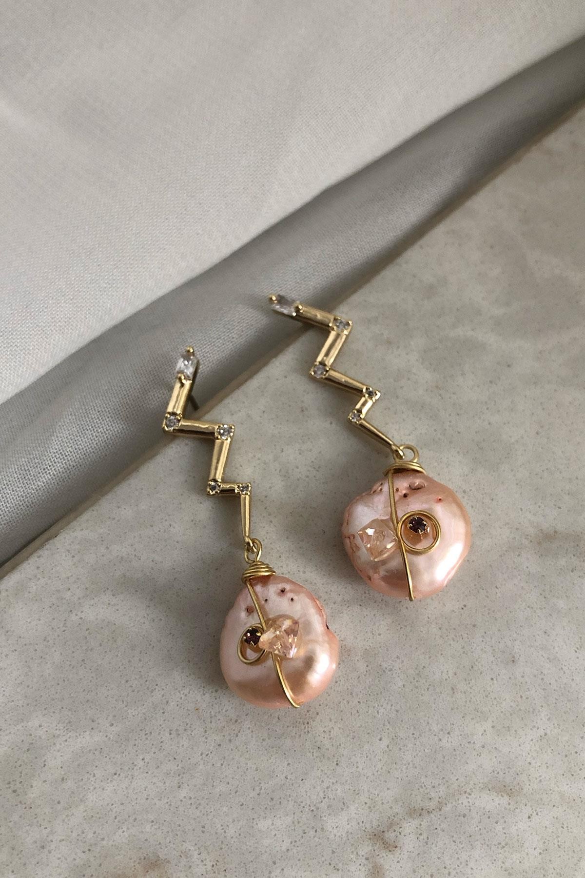 Pembe Taşlı Model Gold Detaylı Kaplama Küpe