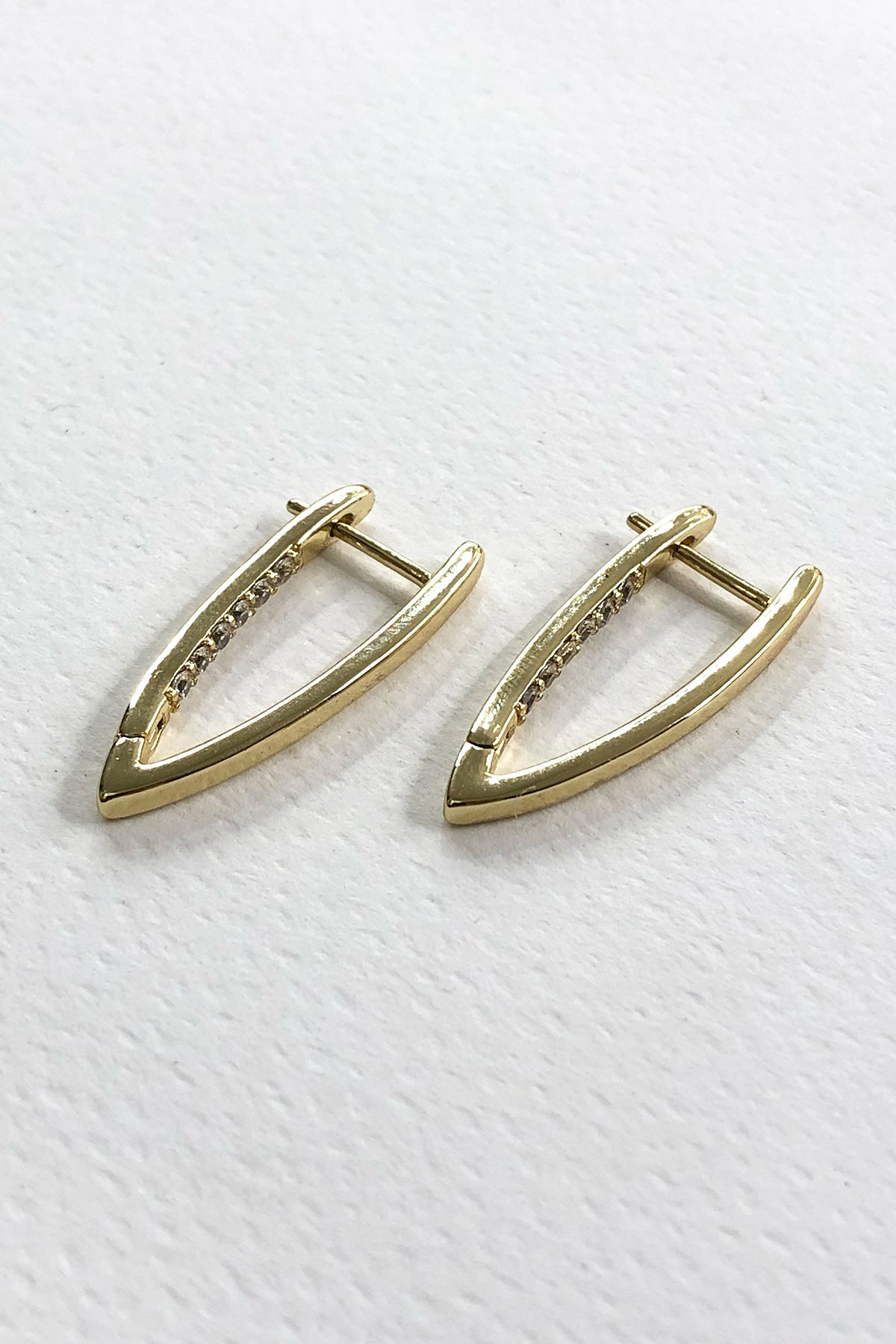 Üçgen Model İnce Taşlı Gold Detaylı Küpe