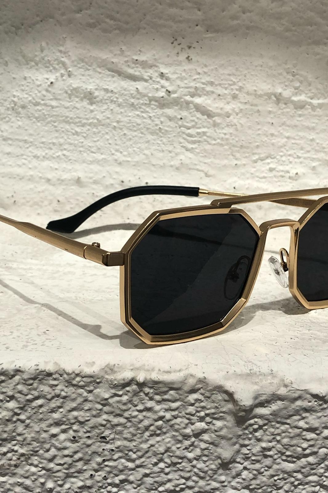 Geometrik Model Gold Detay Siyah Gözlük