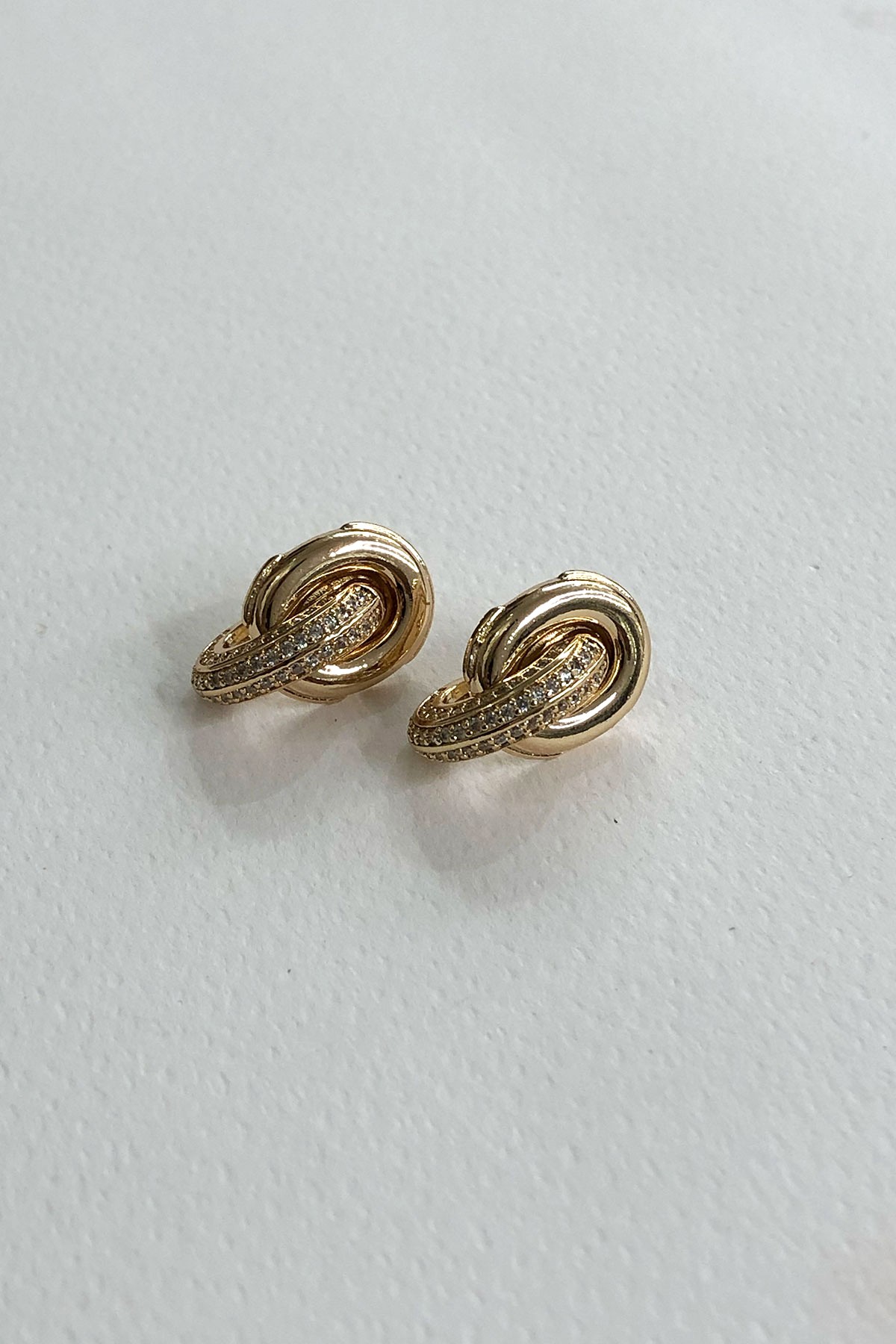 Taşlı Geçmeli Model Gold Detaylı Küpe