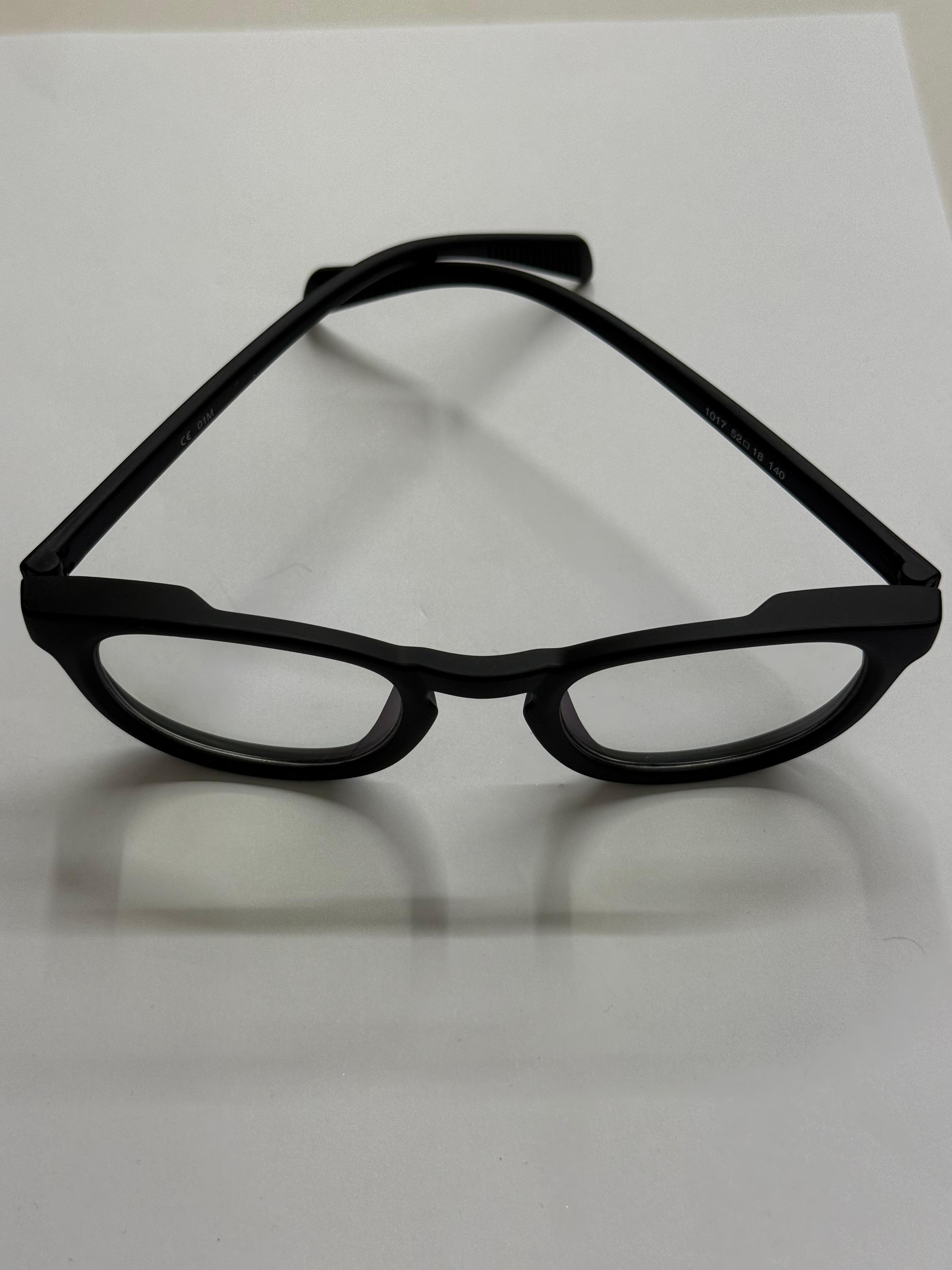 Siyah Çerçeveli Şeffaf Camlı Gözlük