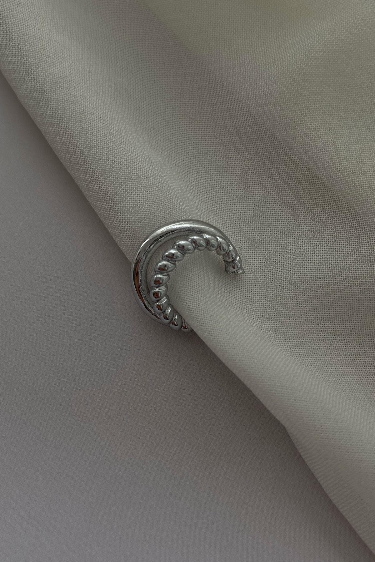 Düz Burgu Model Gümüş Detaylı Kıkırdak Küpe