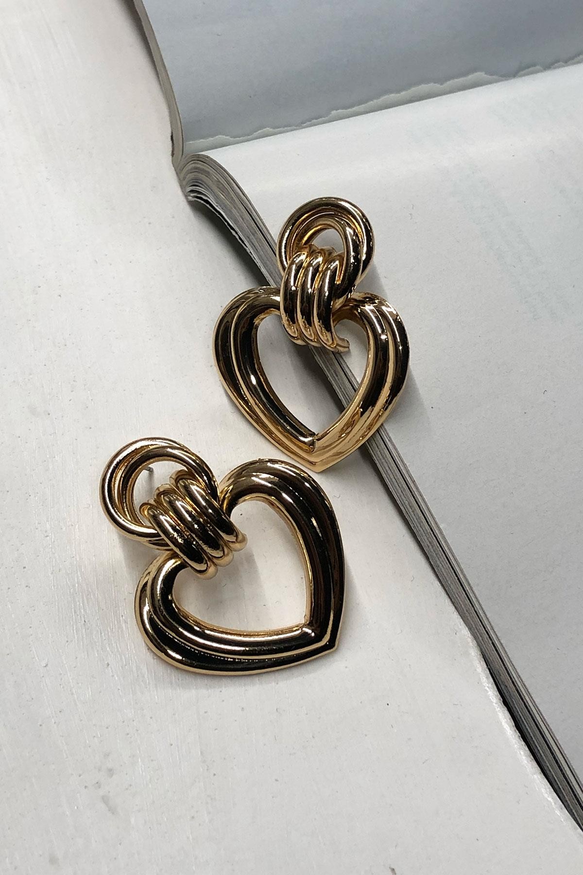 Bibirinden Geçmeli Kalp Model Gold Detaylı Küpe