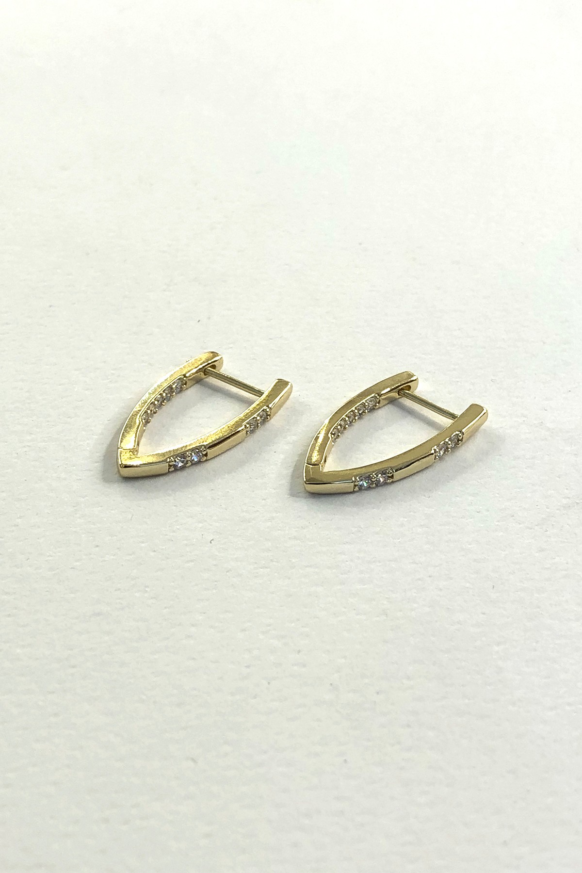 Üçgen Taşlı Model Gold Detaylı Küpe