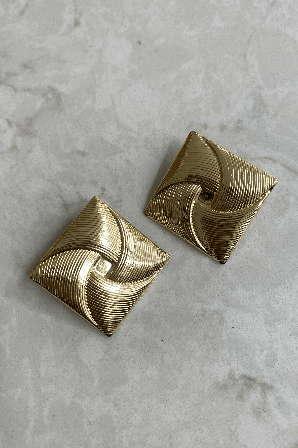 Çizgili Kare Model Gold Detaylı Küpe
