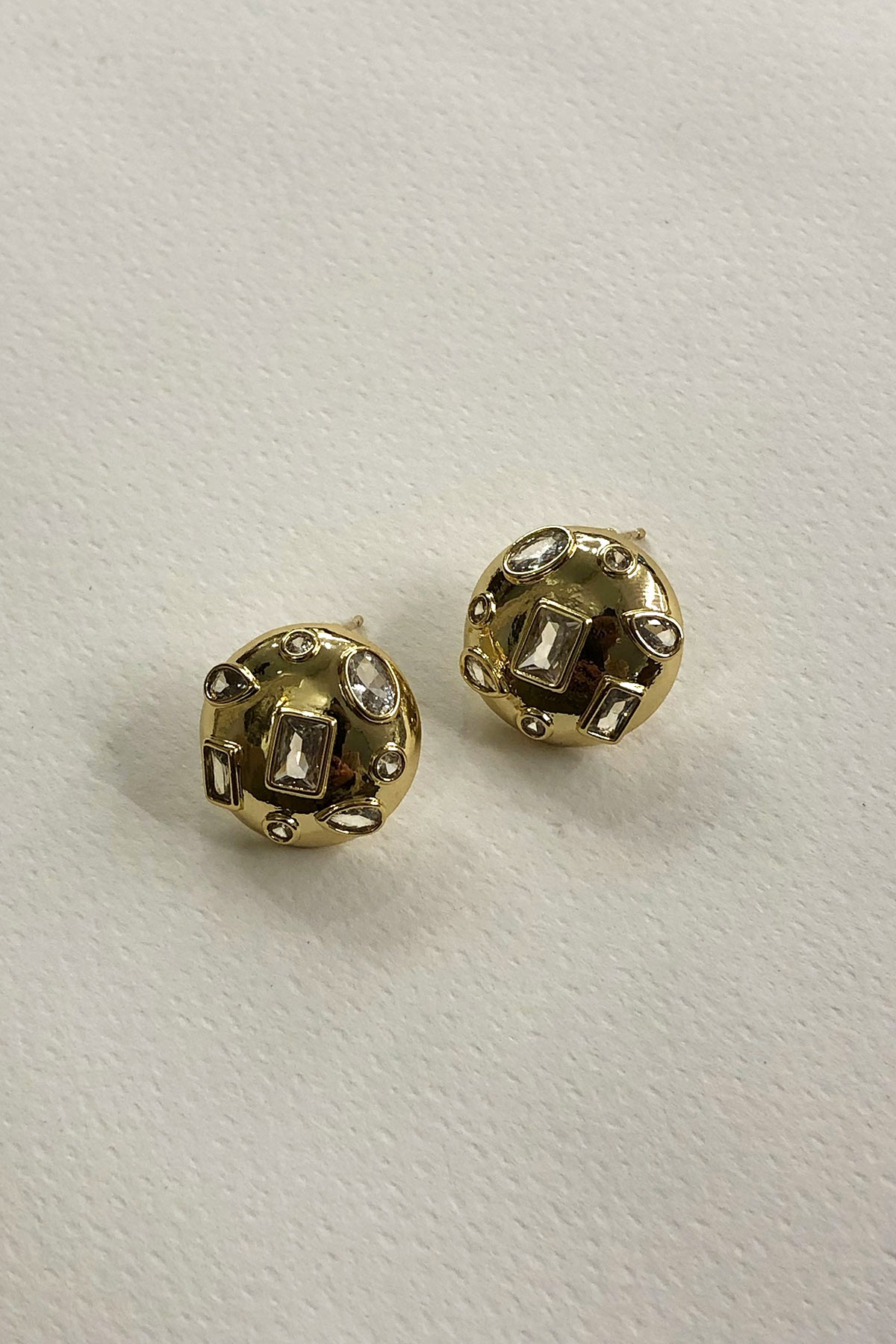 Yuvarlak Model Kare Taşlı Gold Detaylı Küpe