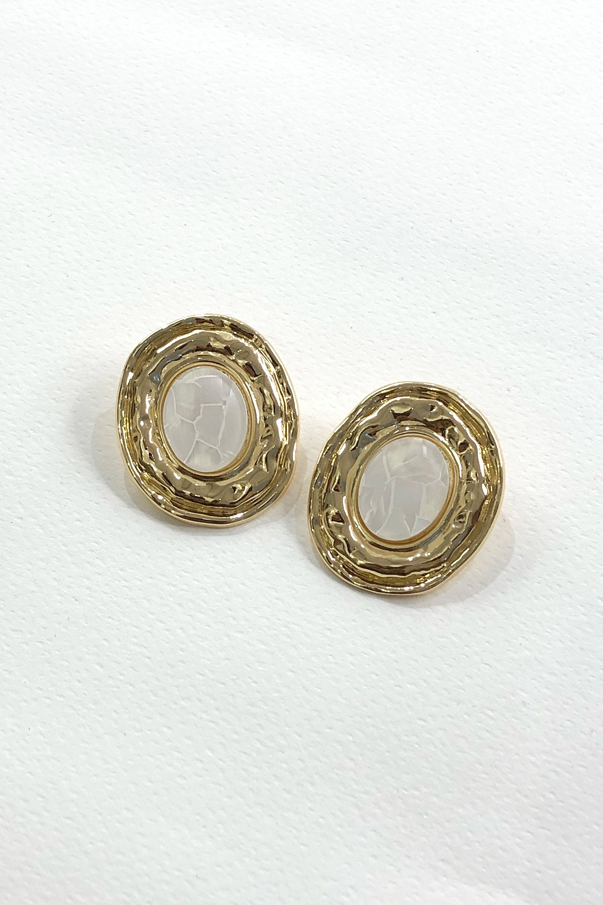 Sedefli Gold Detaylı Oval Küpe