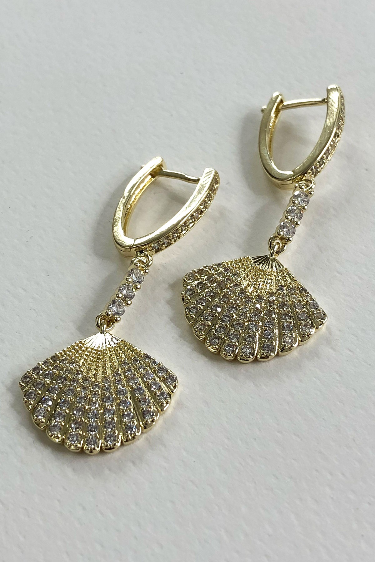 Deniz Kabuğu Model Taşlı Gold Detaylı Küpe