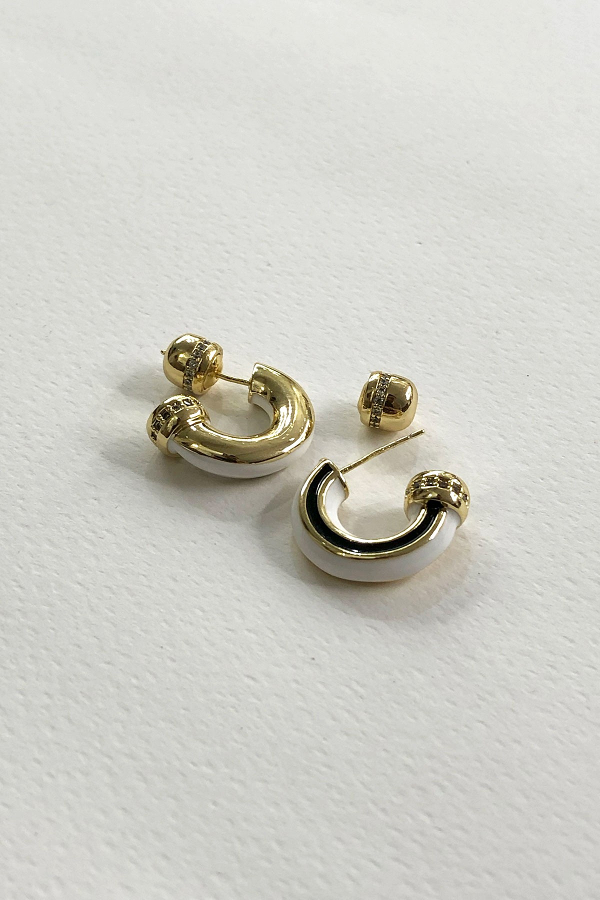Beyaz ve Siyah Model Gold Detaylı Küpe
