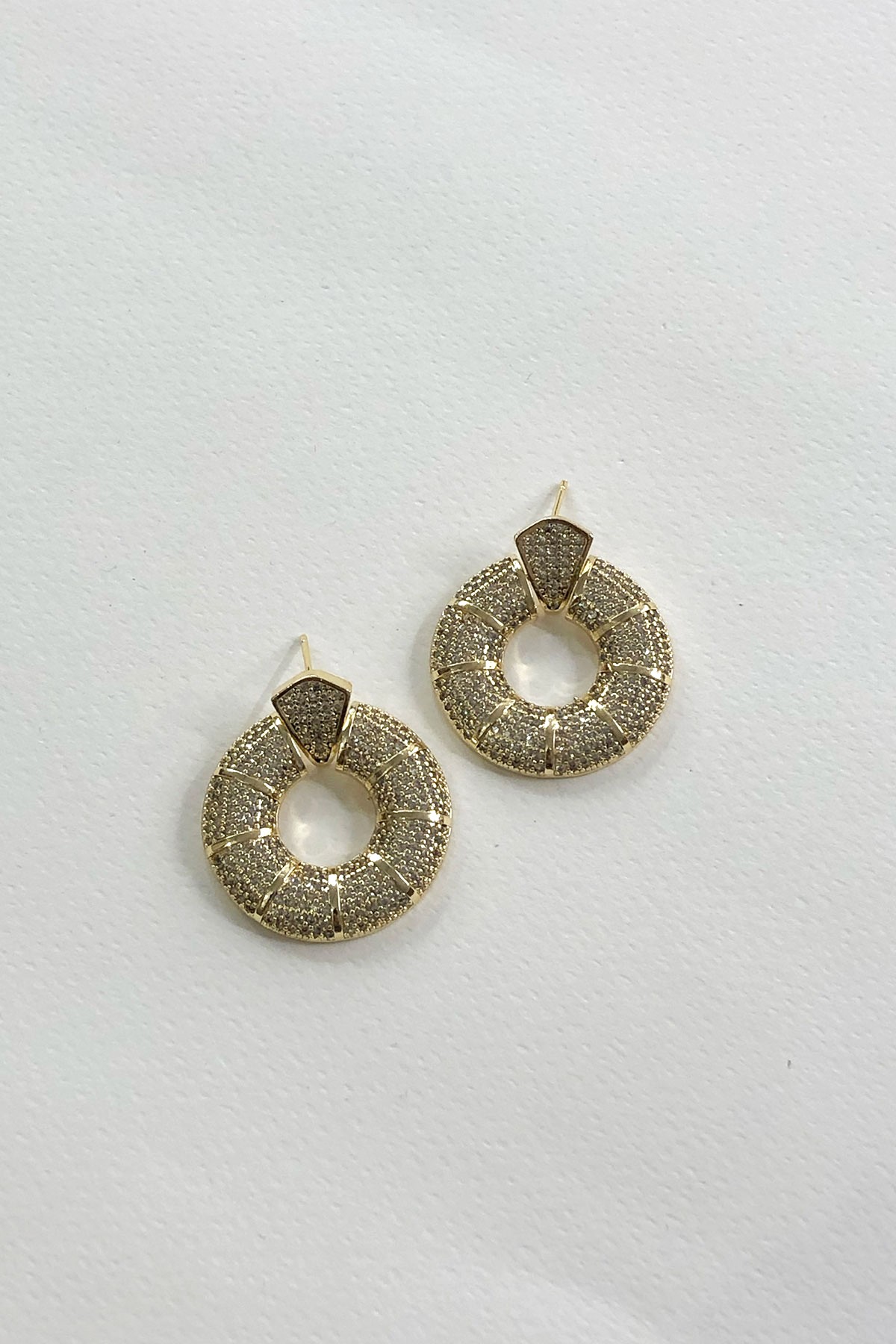 Yuvarlak Model Taşlı Gold Detaylı Zirkon Taş Küpe