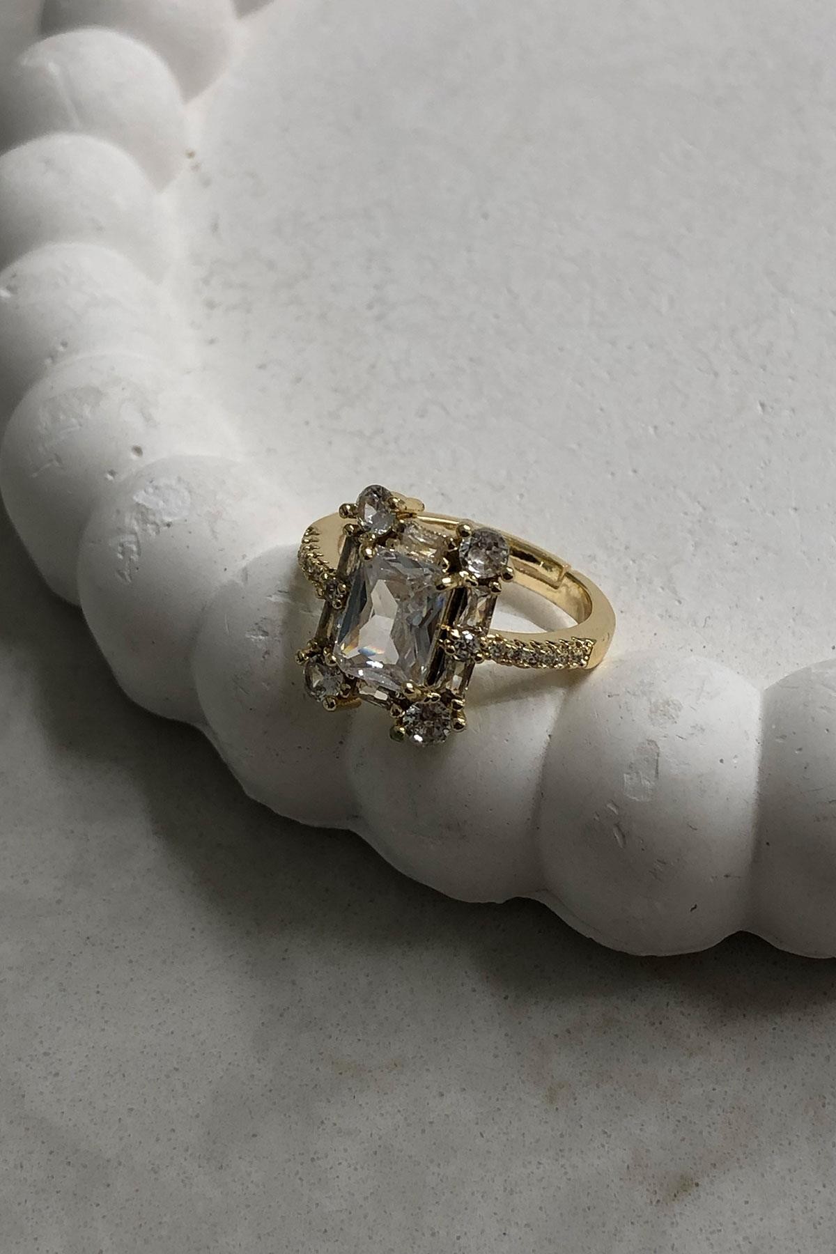 Kare Taşlı Gold Detaylı Zirkon Taş Yüzük