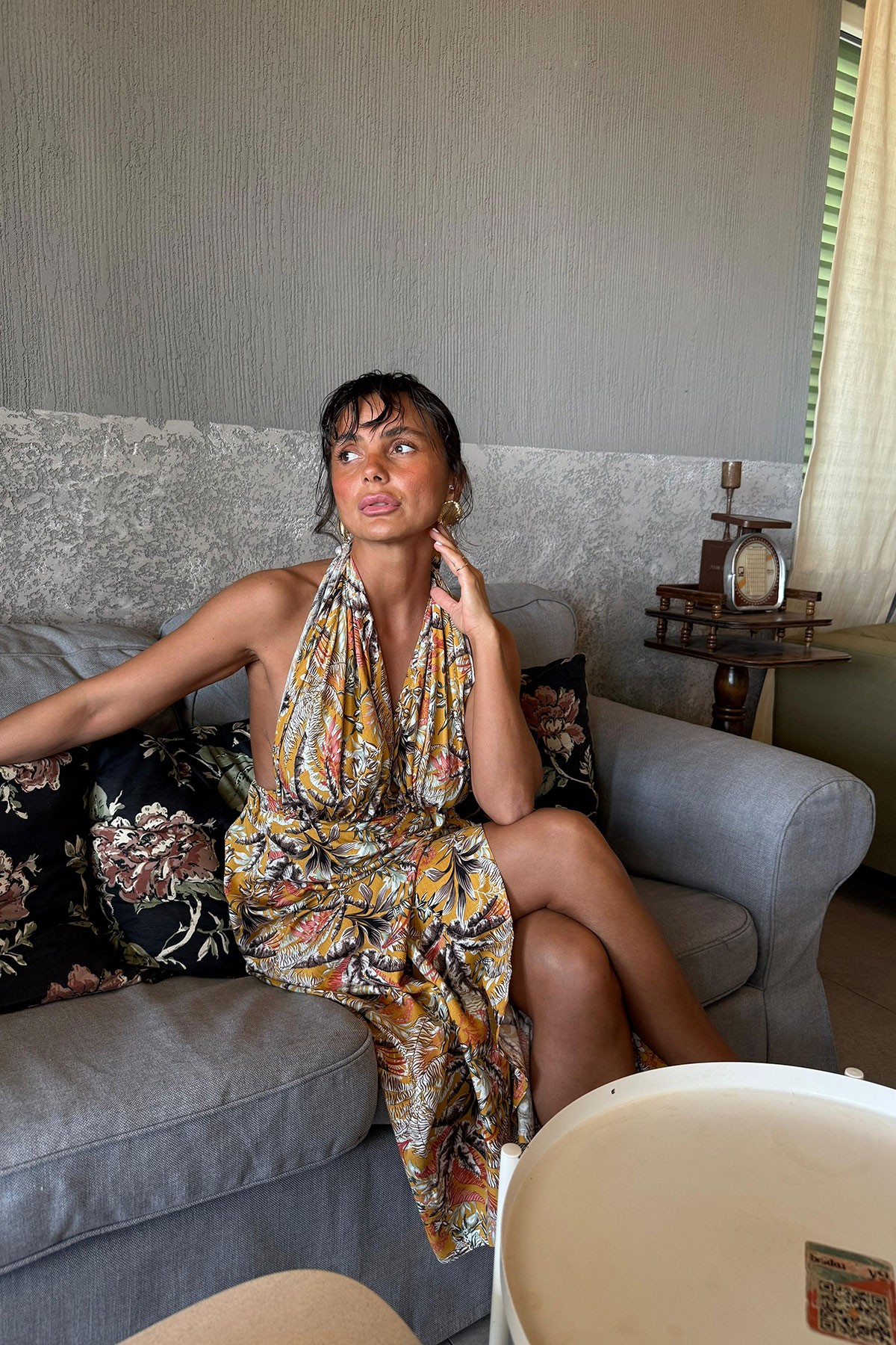 Motifin Çağrısı | Dekolteli Model Sarı Elbise
