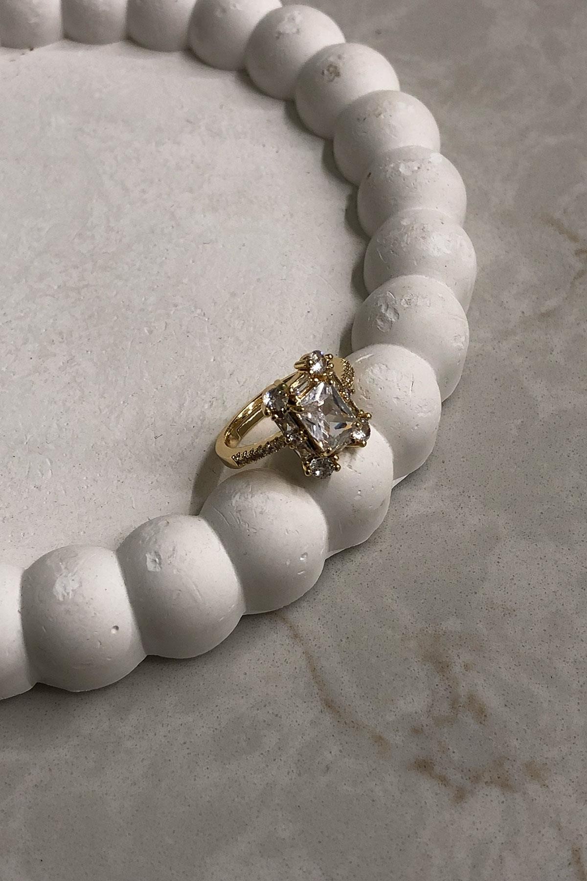 Kare Taşlı Gold Detaylı Zirkon Taş Yüzük