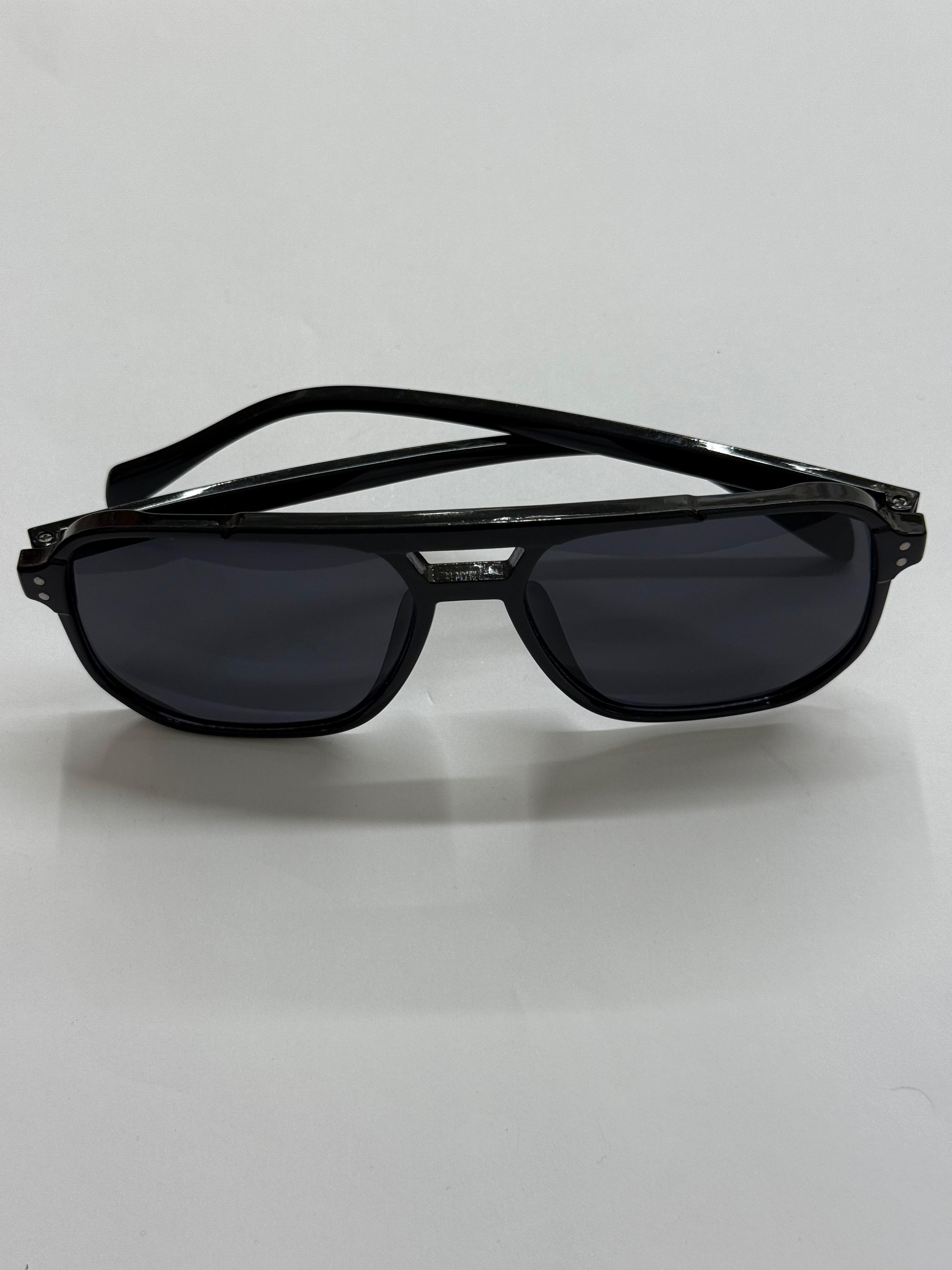 Siyah Çerçeveli Gözlük