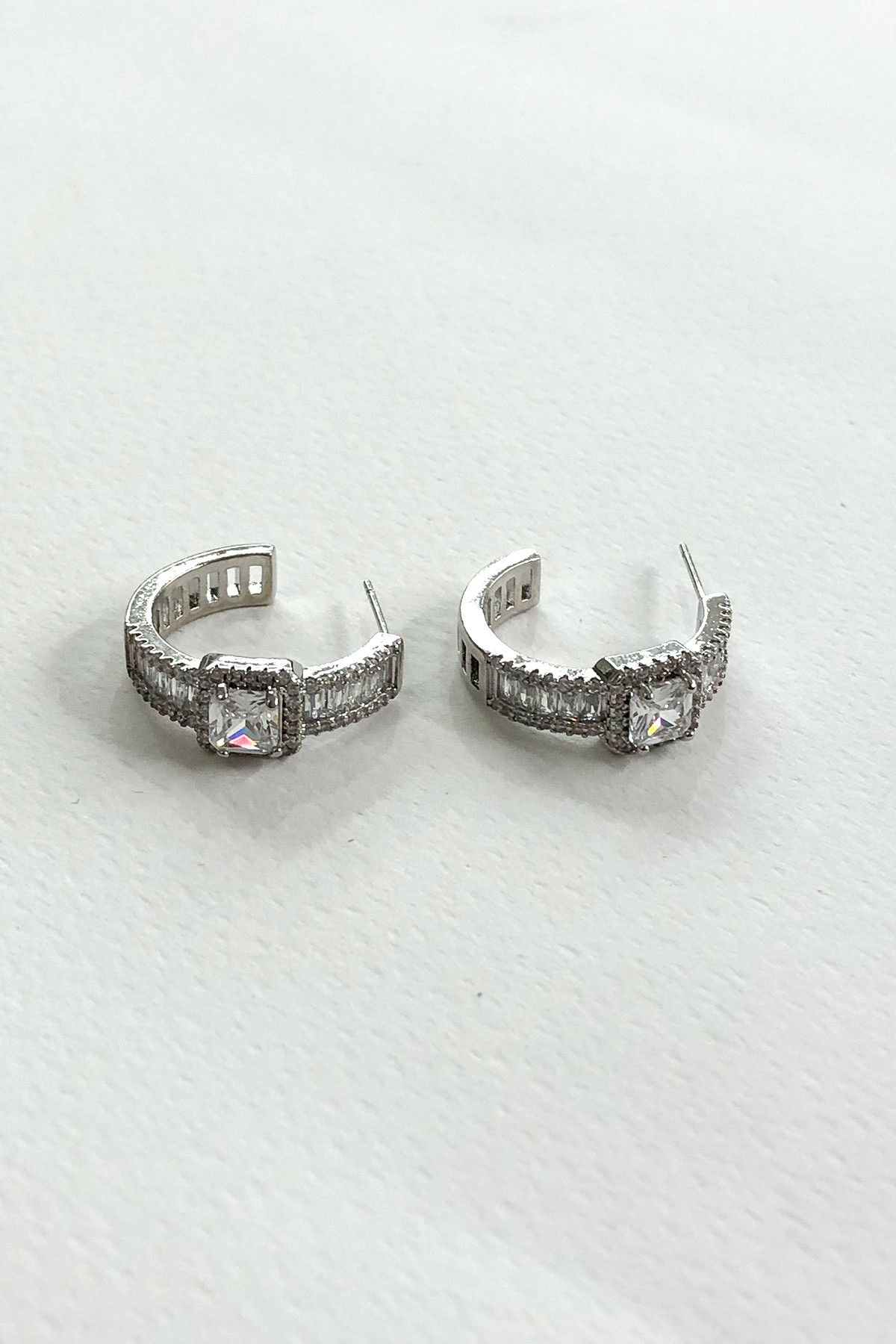 Zirkon Taş Model Silver Detaylı Küpe