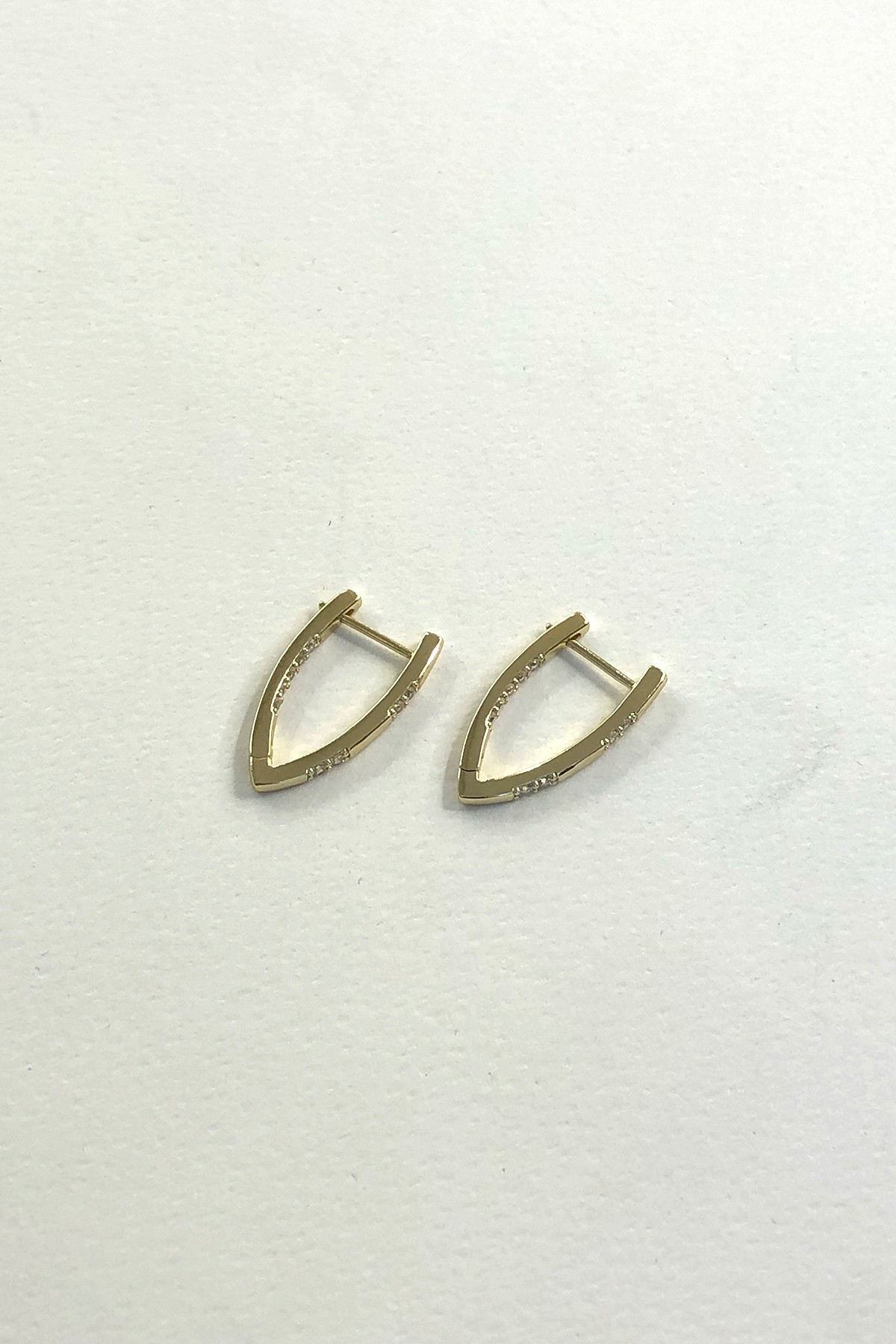Üçgen Taşlı Model Gold Detaylı Küpe