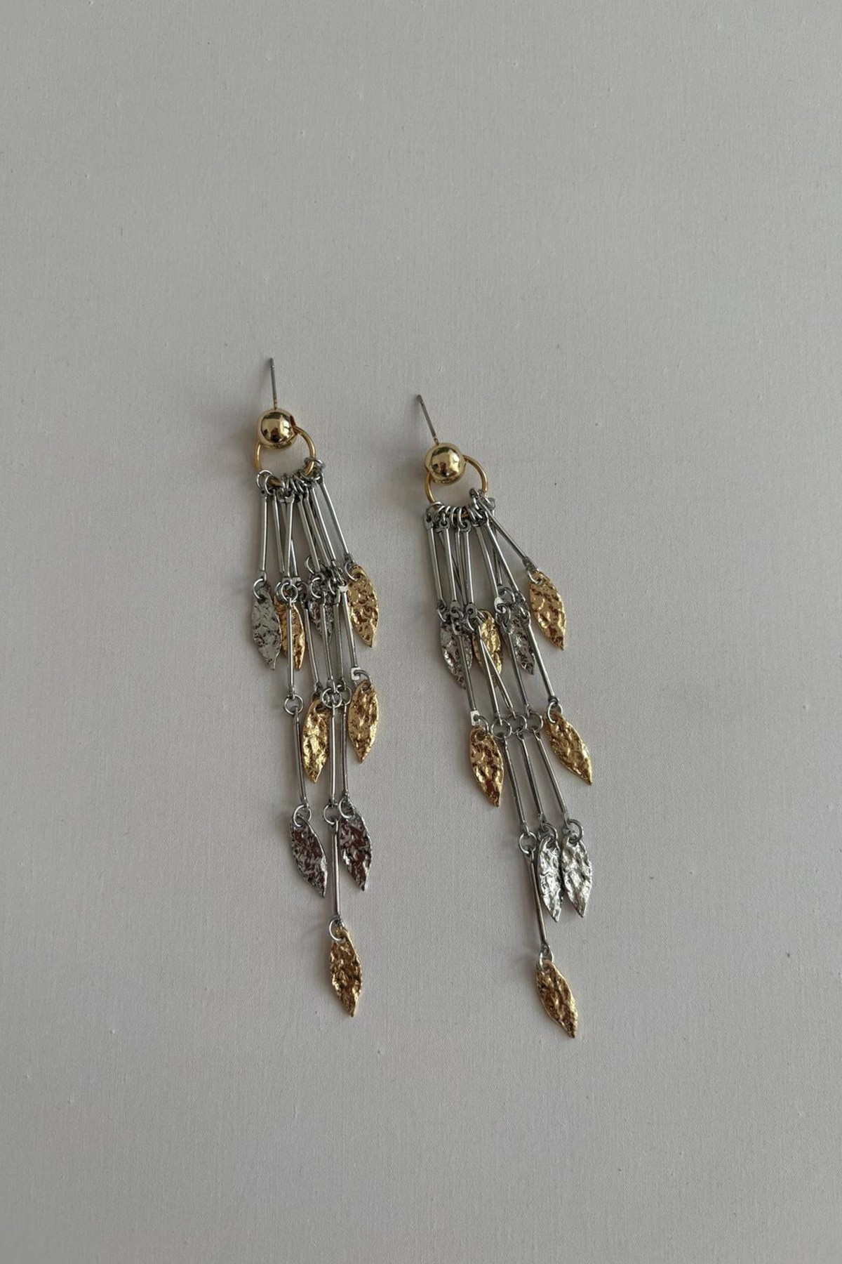Yaprak Model Detaylı Sallantılı Küpe