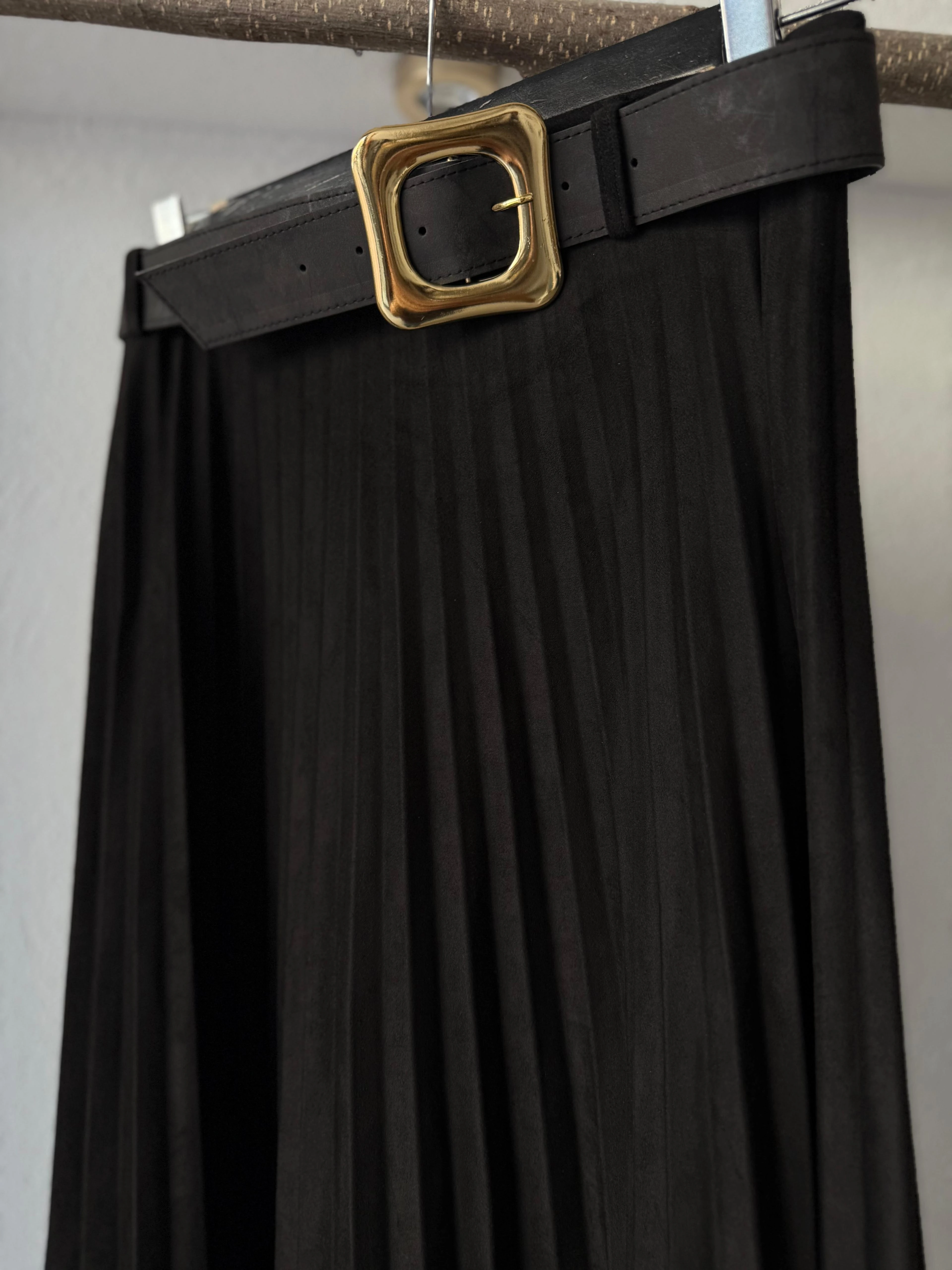 Pileli Siyah Süet Etek