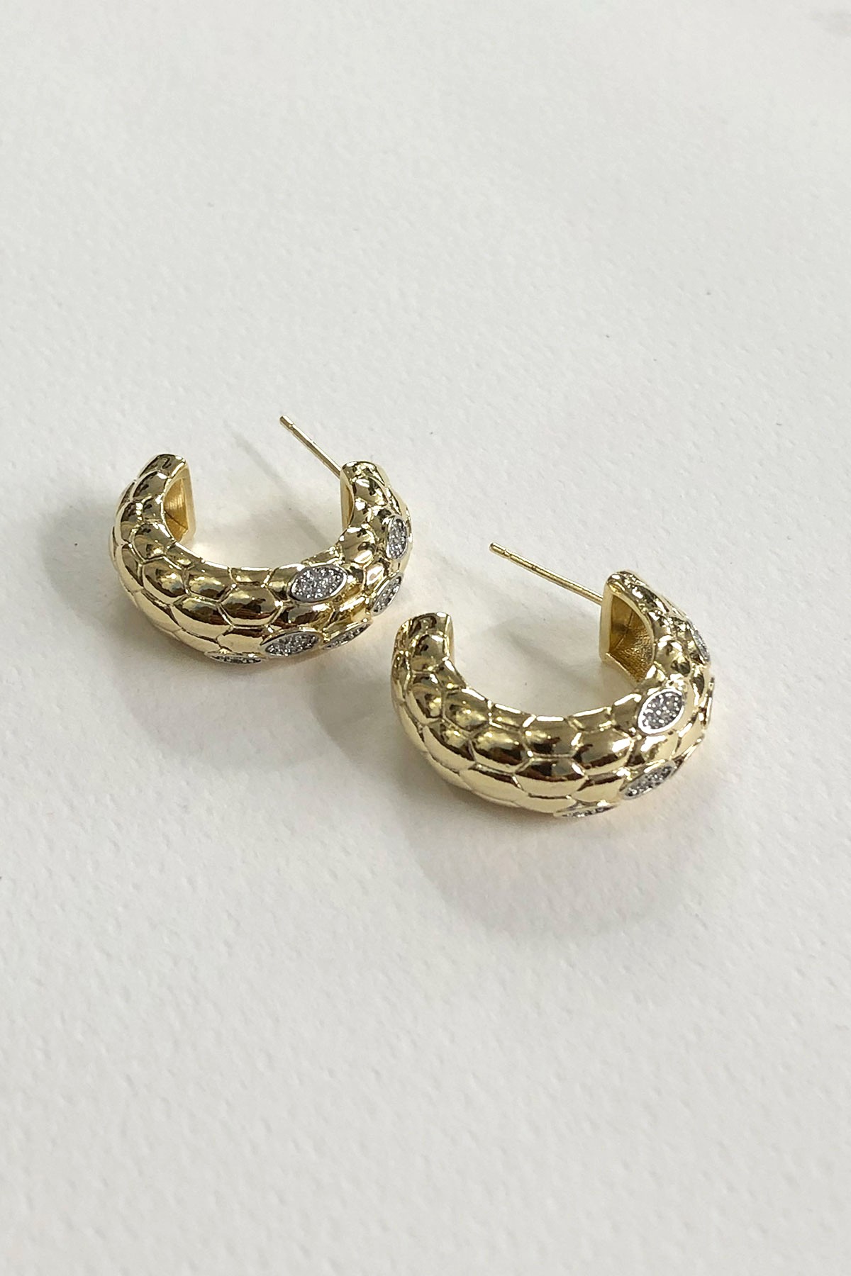 Desenli Taşlı Gold Küpe