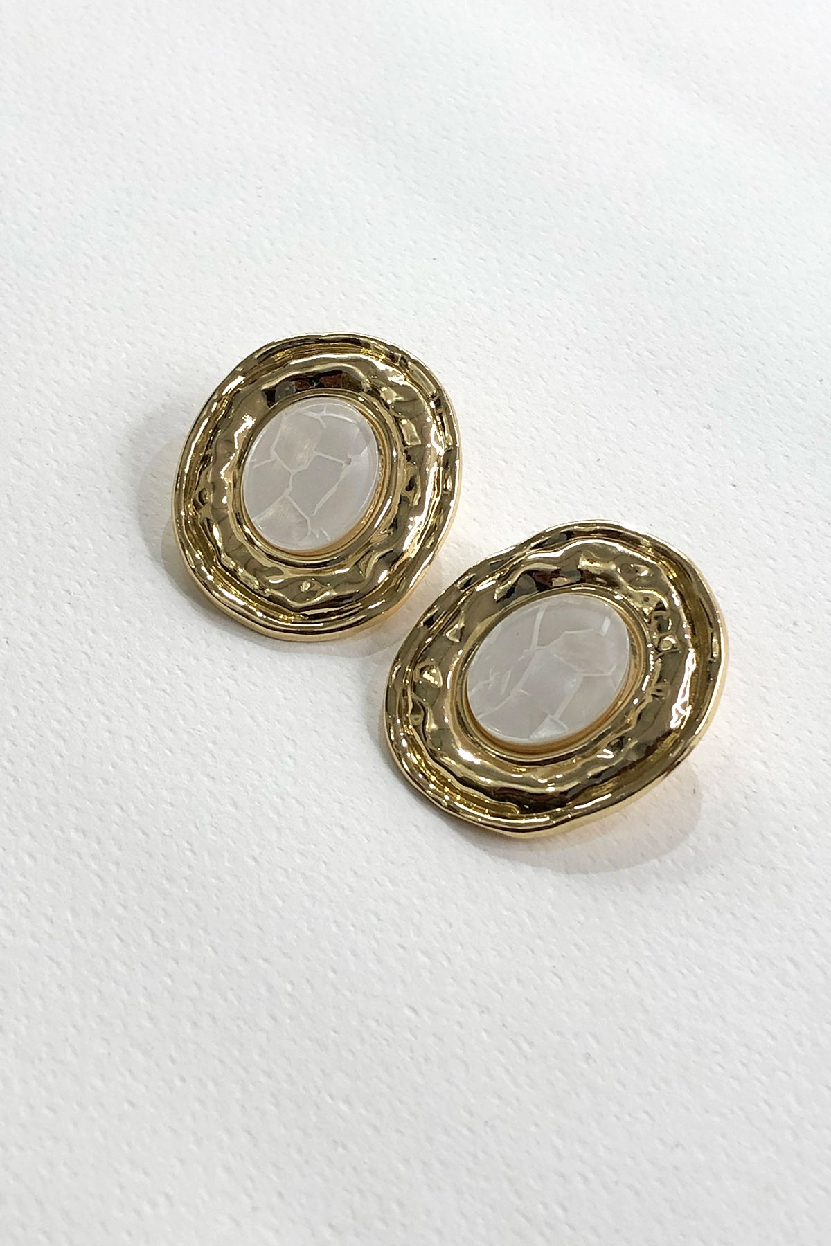 Sedefli Gold Detaylı Oval Küpe
