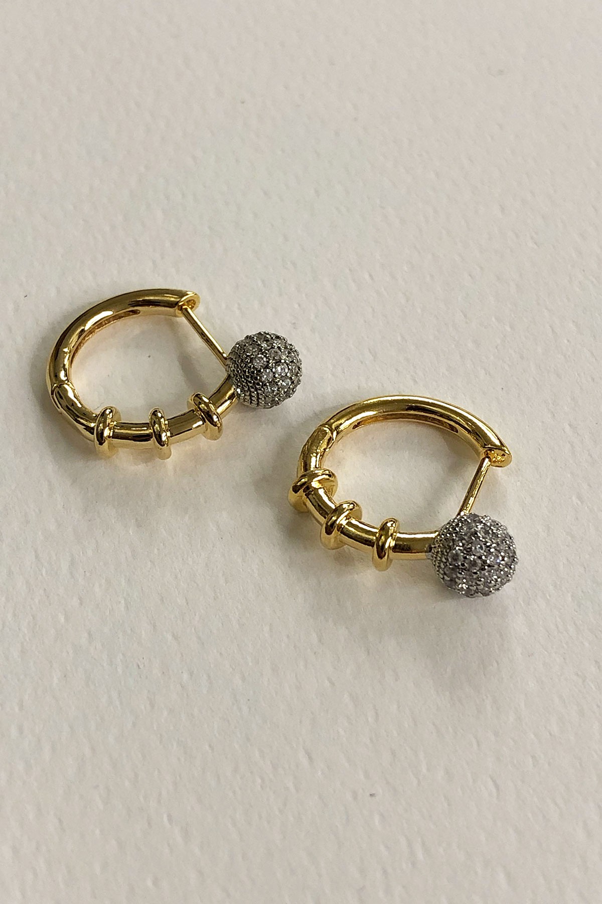 Beyaz Taşlı Gold Detaylı Mini Halka Küpe