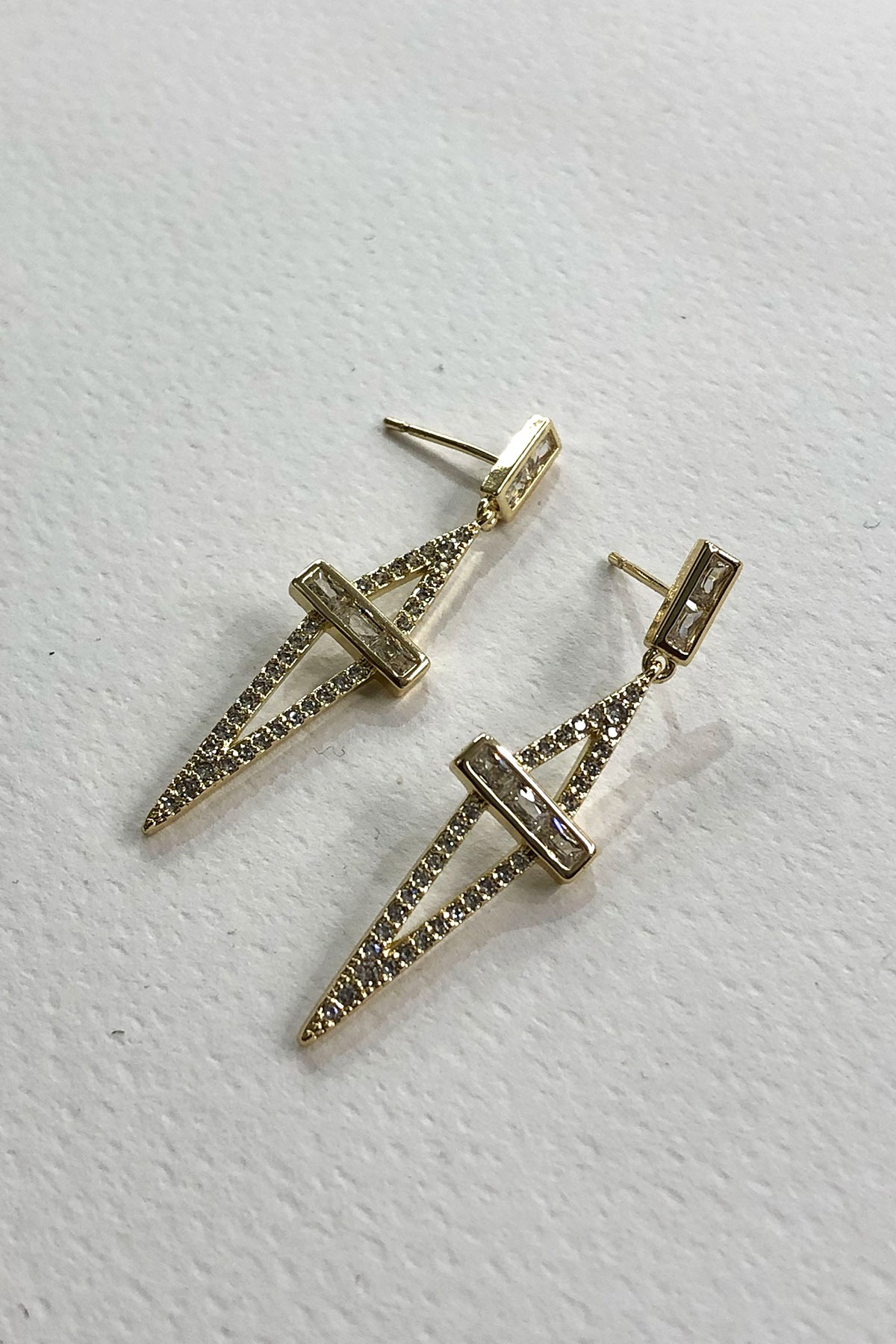 Taşlı Üçgen Model Gold Küpe