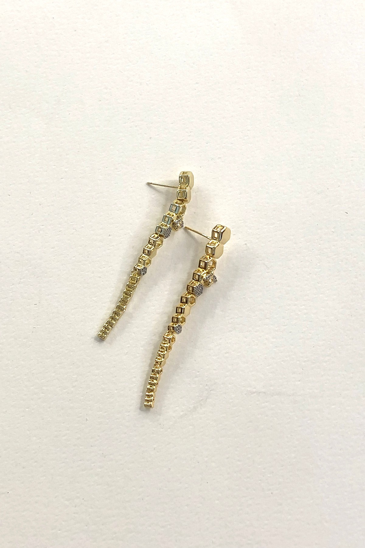 Minimal Geometrik Model Zirkon Taşlı Gold Detaylı Küpe