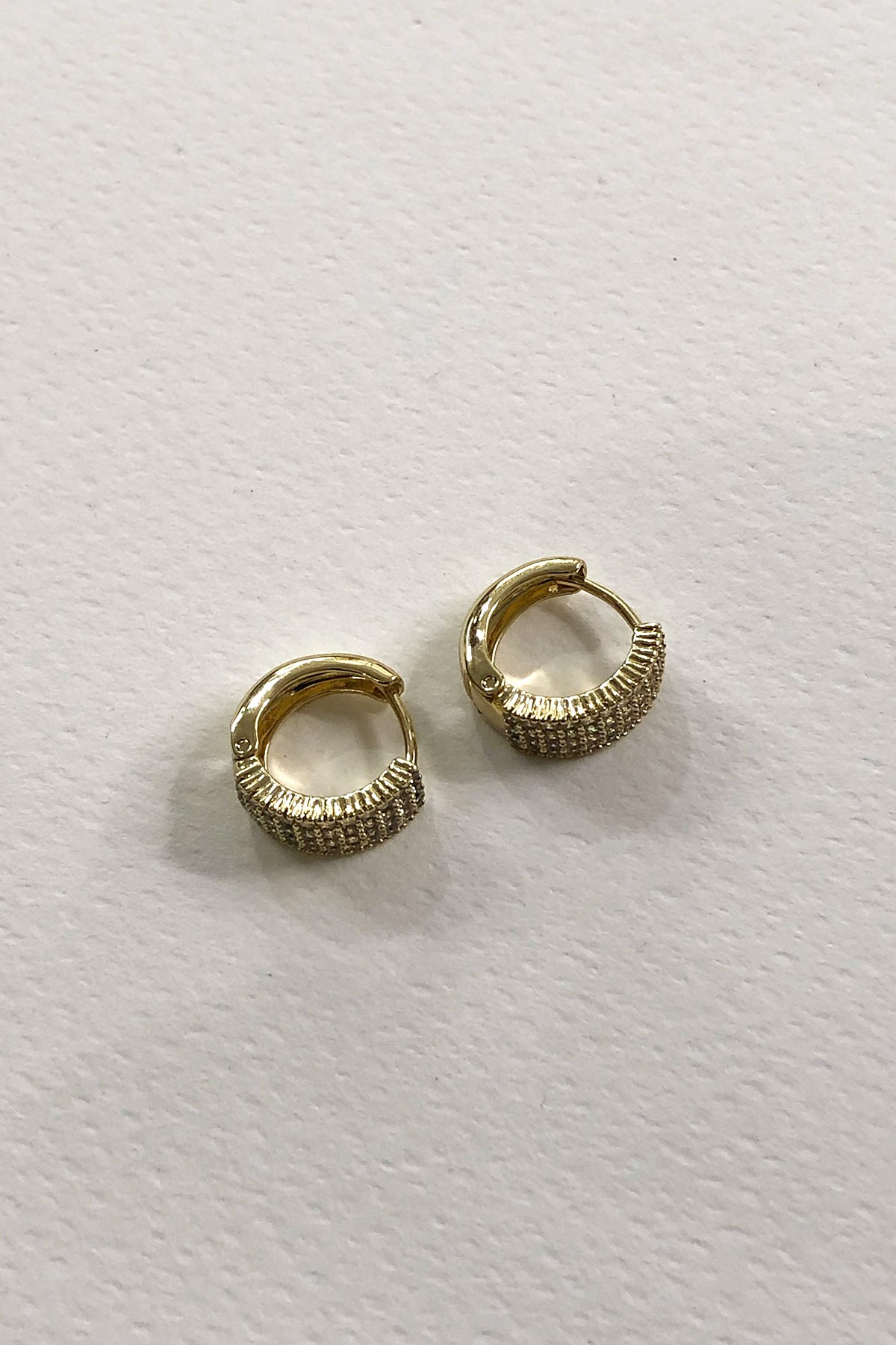 Zirkon Taşlı Gold Detaylı Minimal Küpe