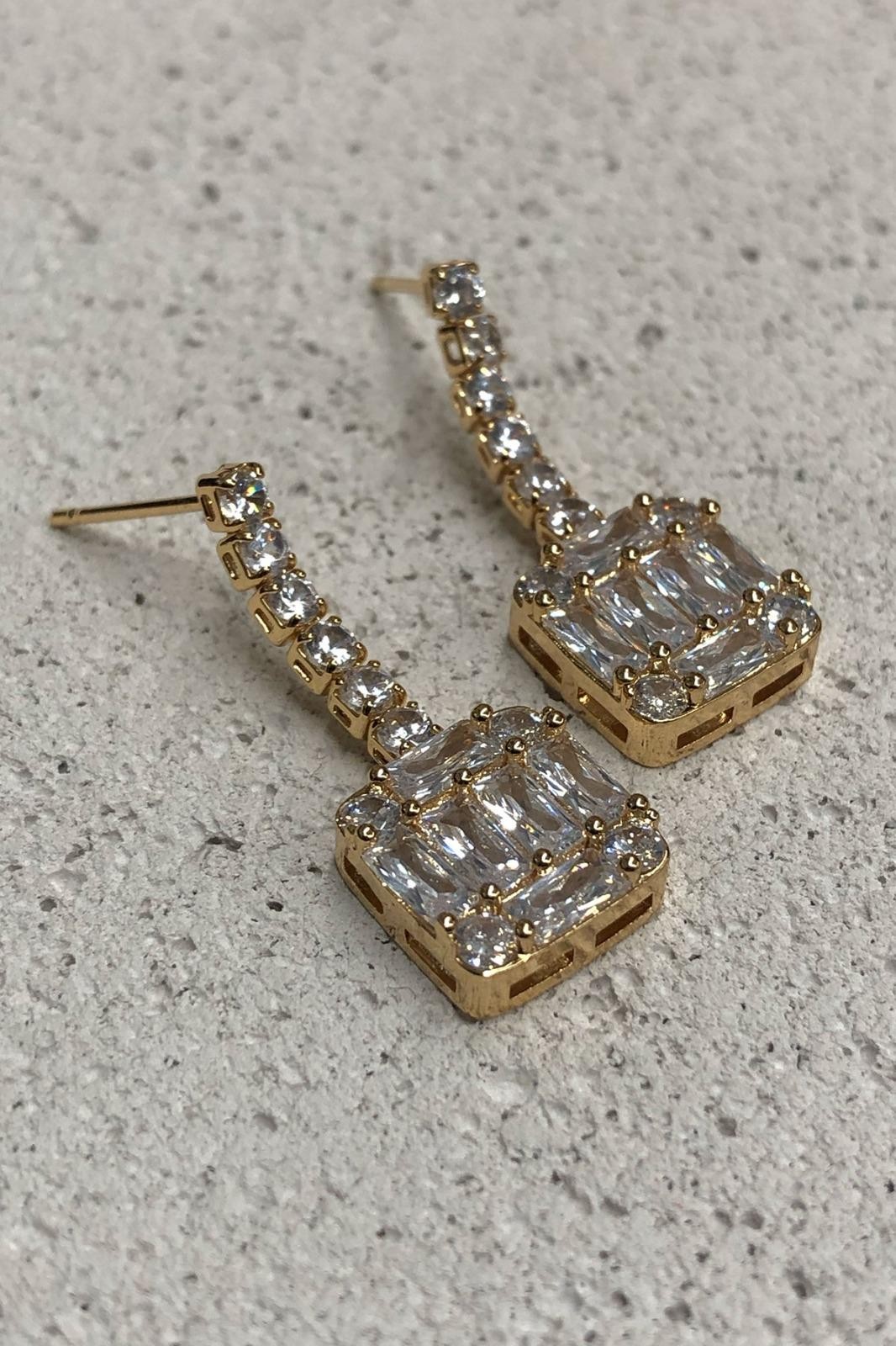 Sallantılı Kare Model Zirkon Taş Gold Küpe
