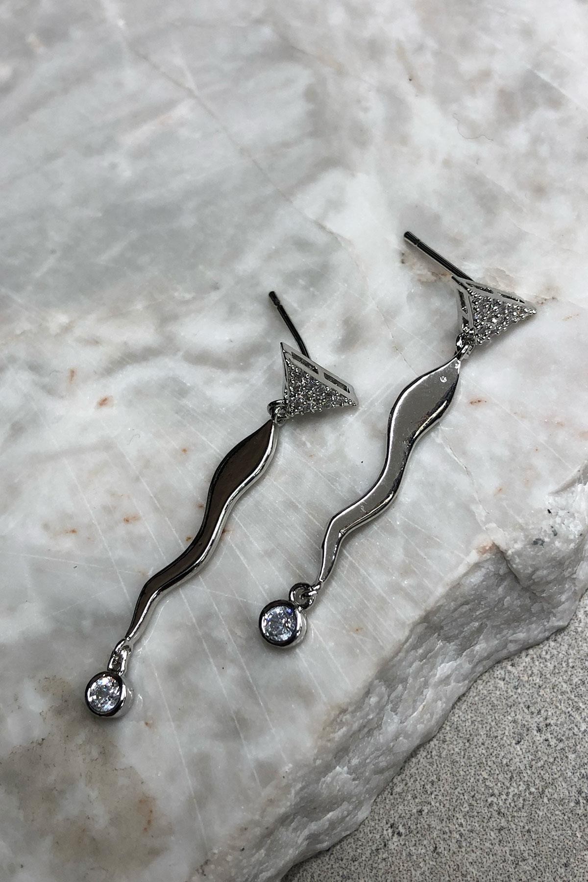 Dalgalı Taşlı Model Gümüş Detaylı Zirkon Taş Küpe