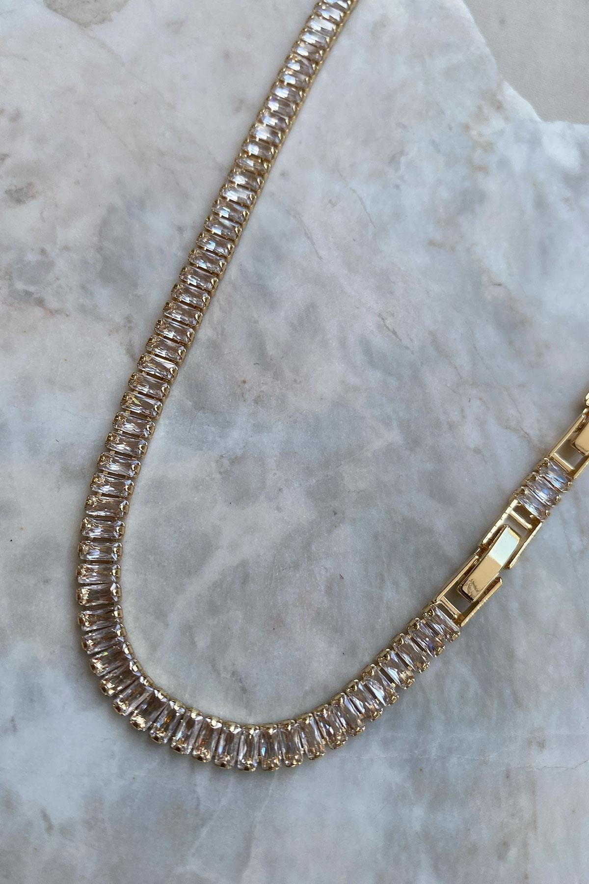 Dikdörtgen Beyaz Model Gold Detaylı Zirkon Taş Kolye