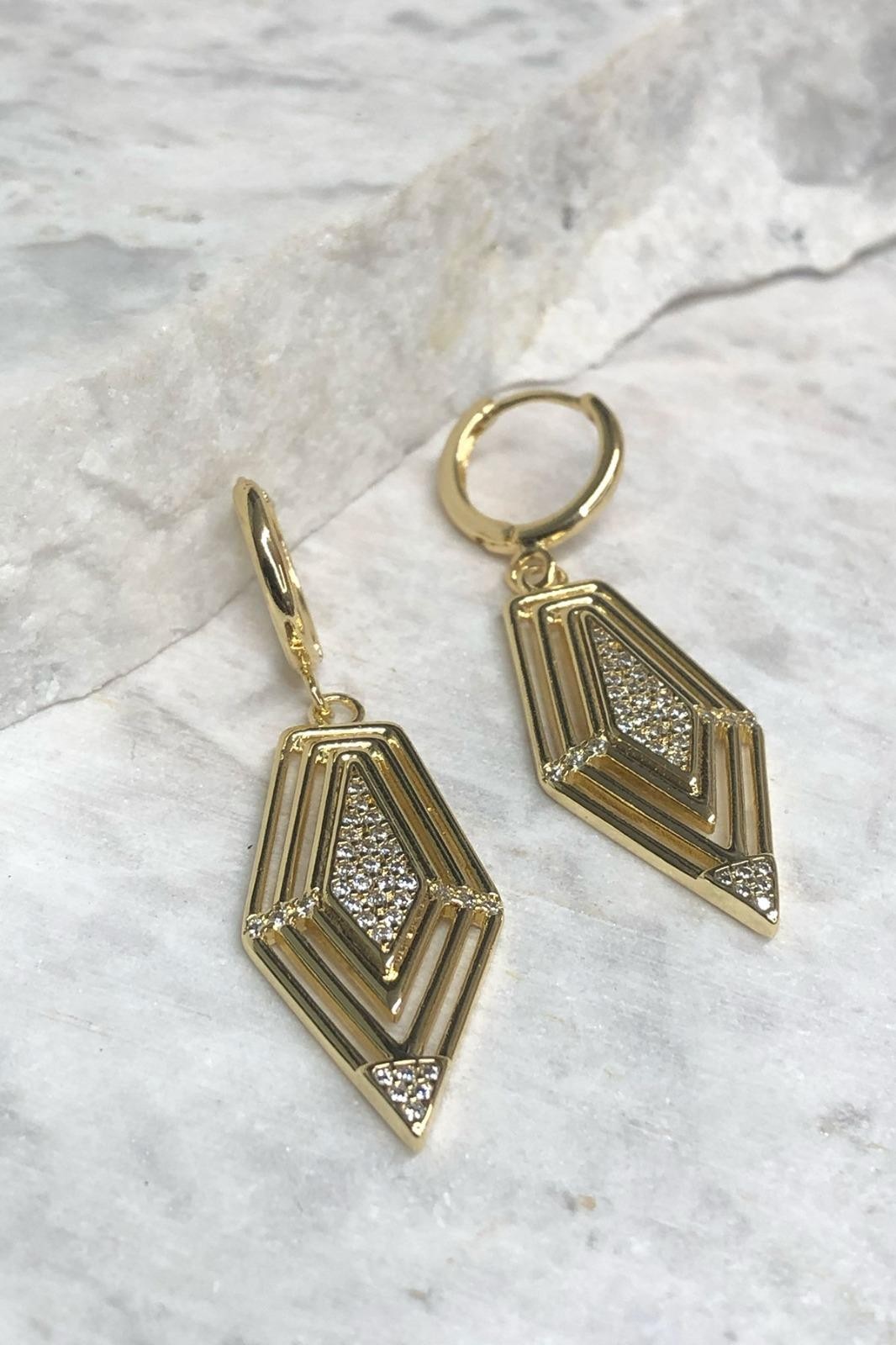 Geometrik Üçgen Model Zirkon Taş Detay Gold Küpe