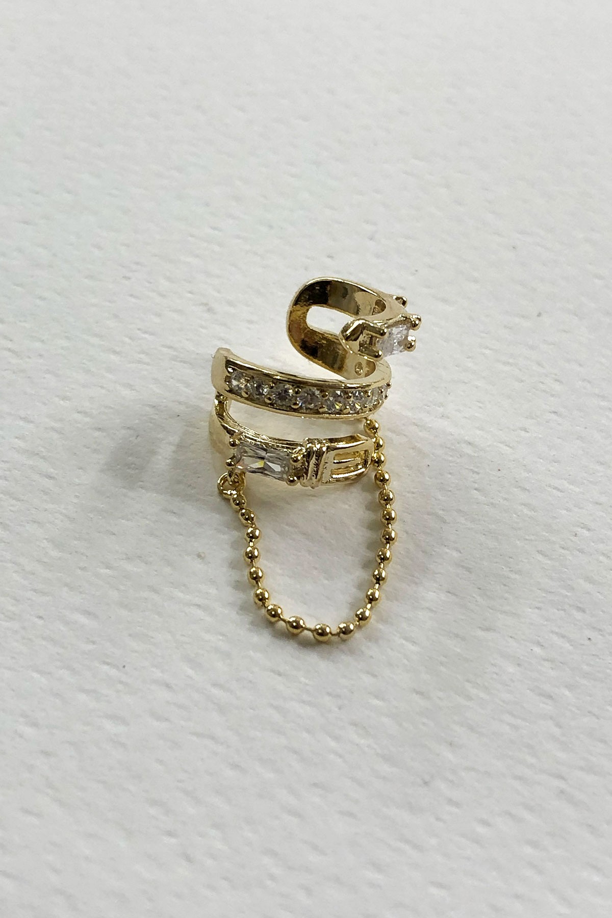 Taşlı Zincir Model Gold Detaylı Kıkırdak Küpe