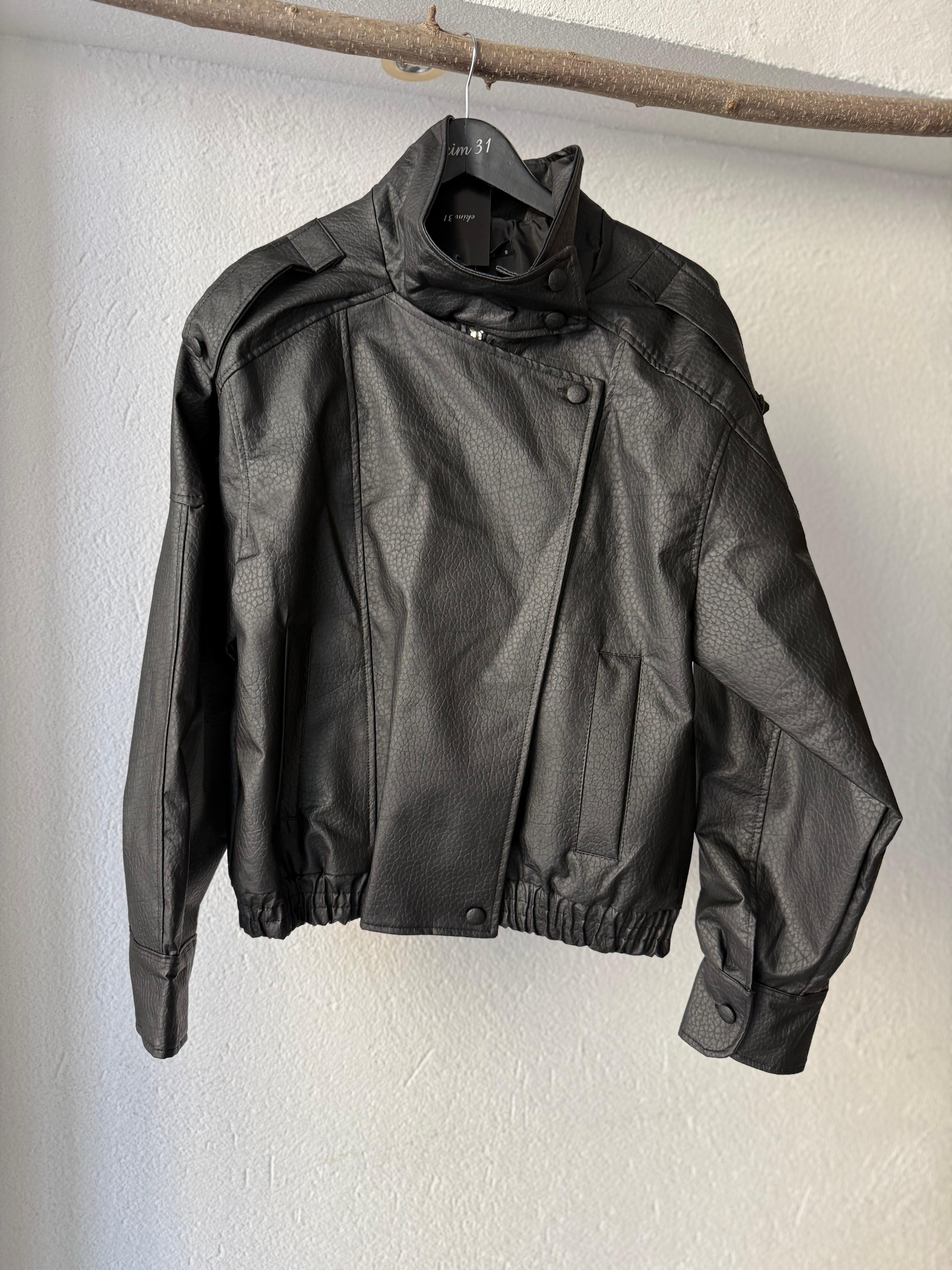 Boğaz Detaylı Deri Ceket